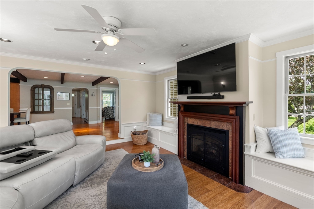 Paxton, Massachusetts, 01612, United States, 4 Bedrooms Bedrooms, ,4 BathroomsBathrooms,Residential,For Sale,1940308