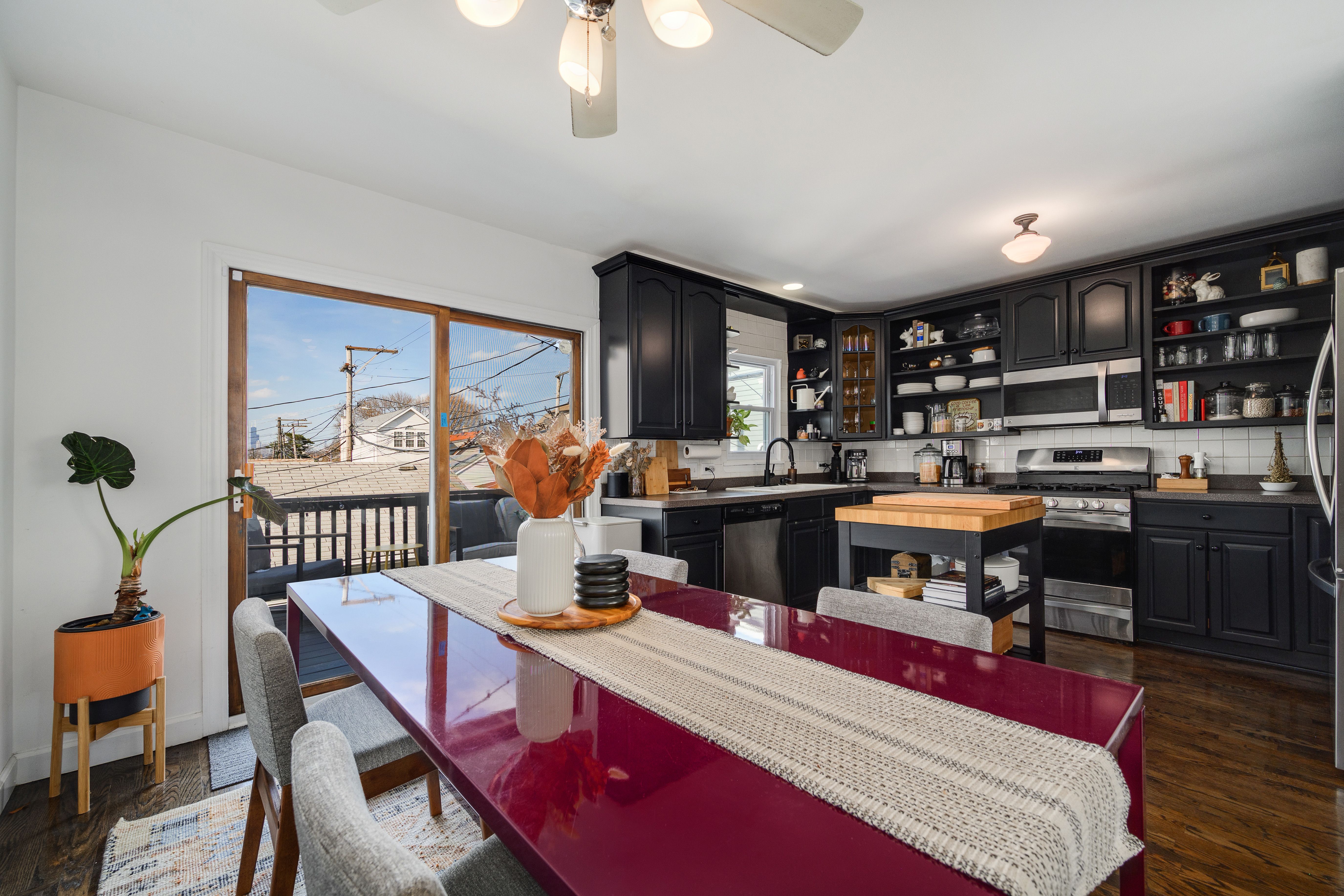  Incredible Opportunity in Canaryville Bridgeport - 物件實景