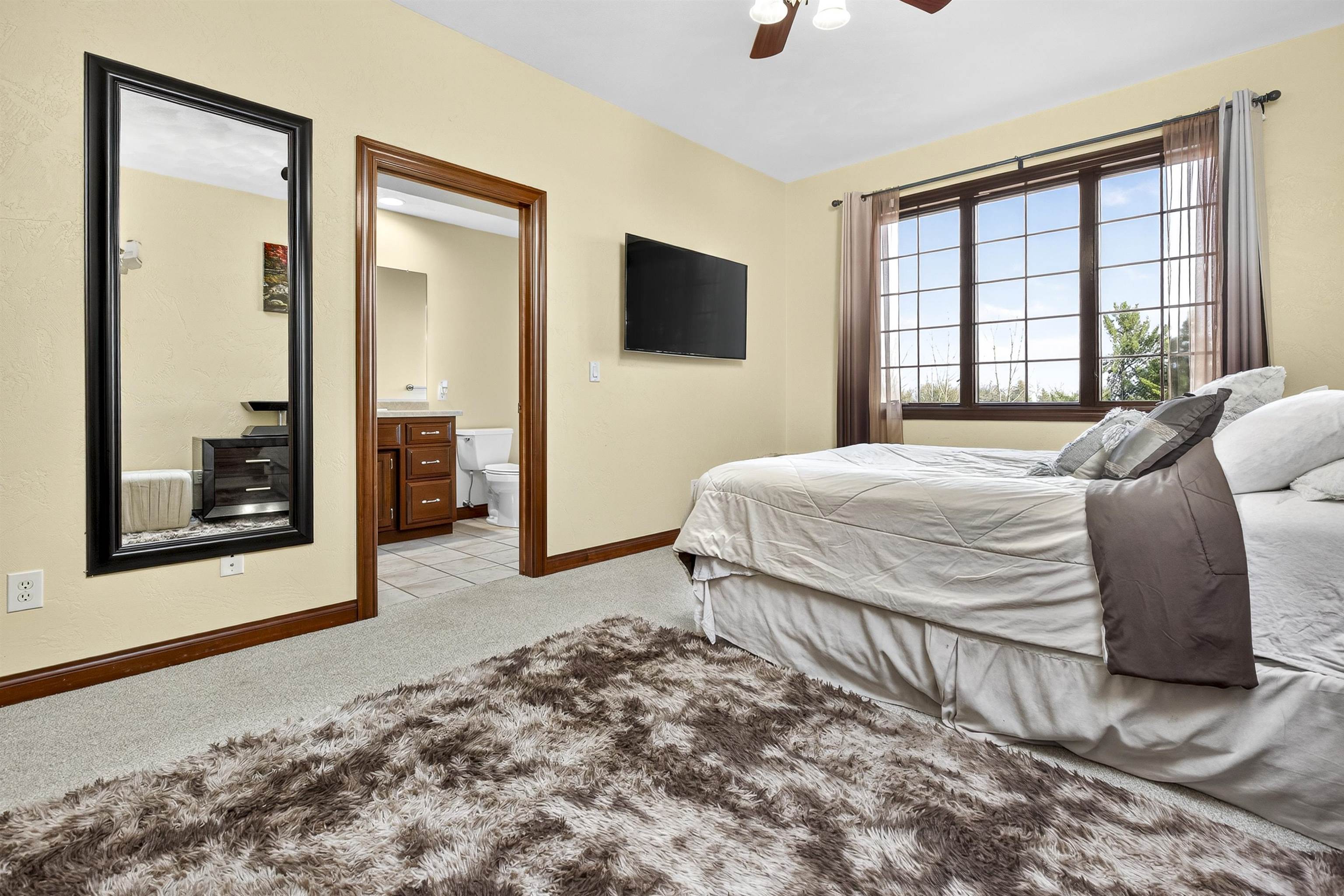 NEENAH, Wisconsin, 54956, United States, 5 Bedrooms Bedrooms, ,6 BathroomsBathrooms,Residential,For Sale,1992991