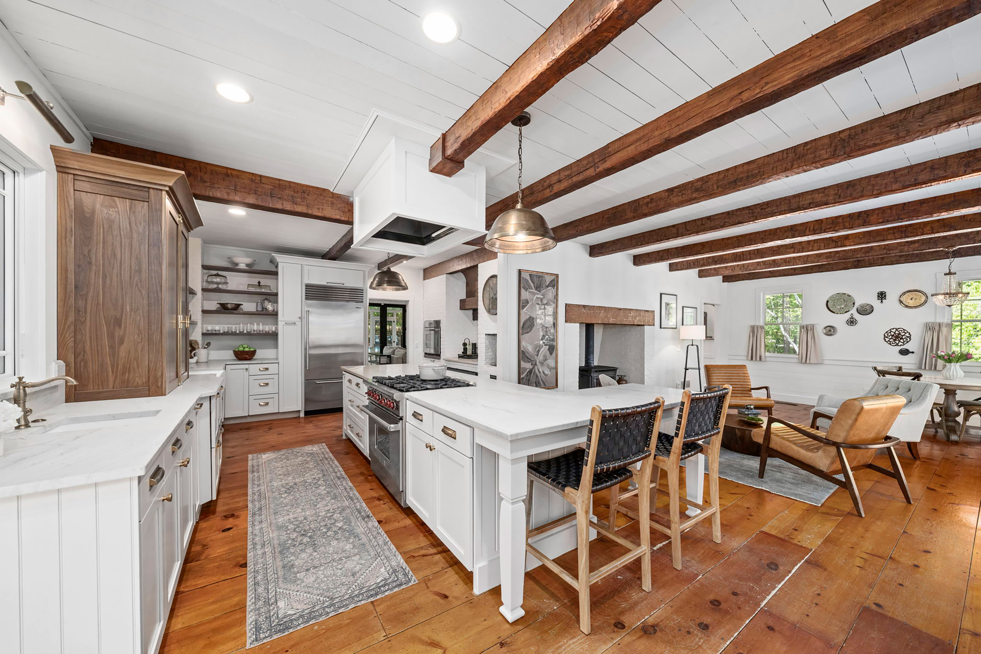  Live Timeless in Coveted Farmhouse on 4+ Private Gated Acres In Roswell - 物件實景