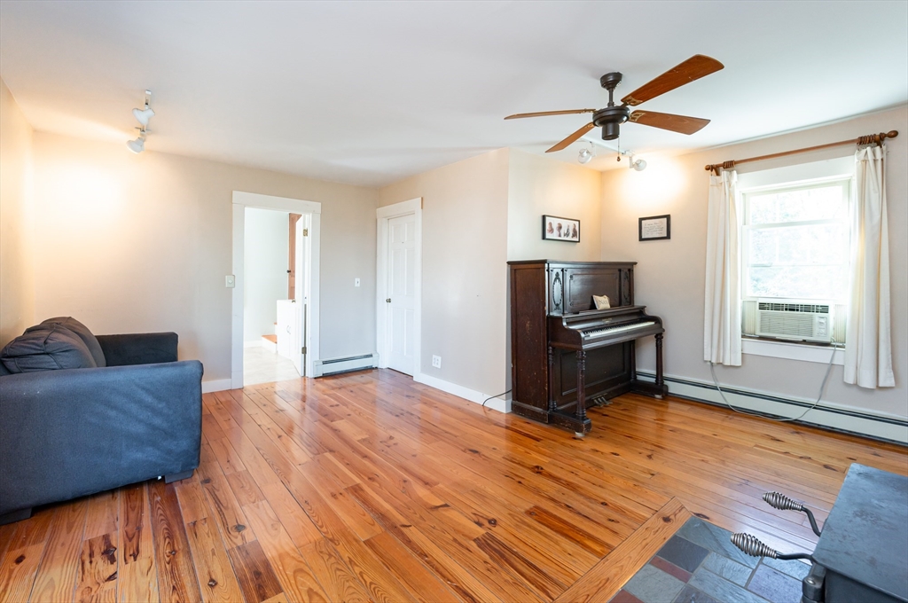 Billerica, Massachusetts, 01821, United States, 3 Bedrooms Bedrooms, ,2 BathroomsBathrooms,Residential,For Sale,1991745