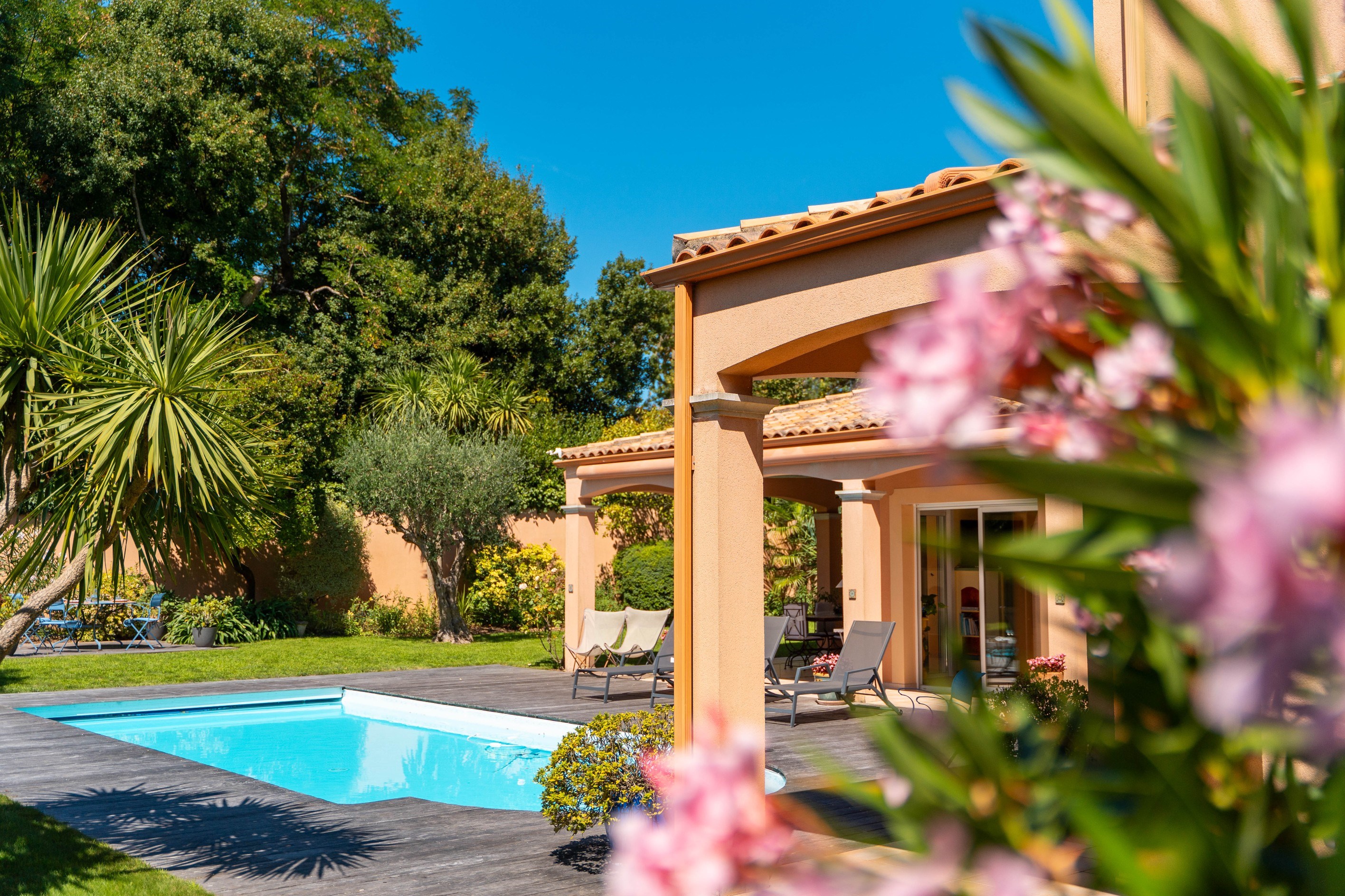  Exceptional Contemporary Villa with Pool and Premium Features - 物件實景
