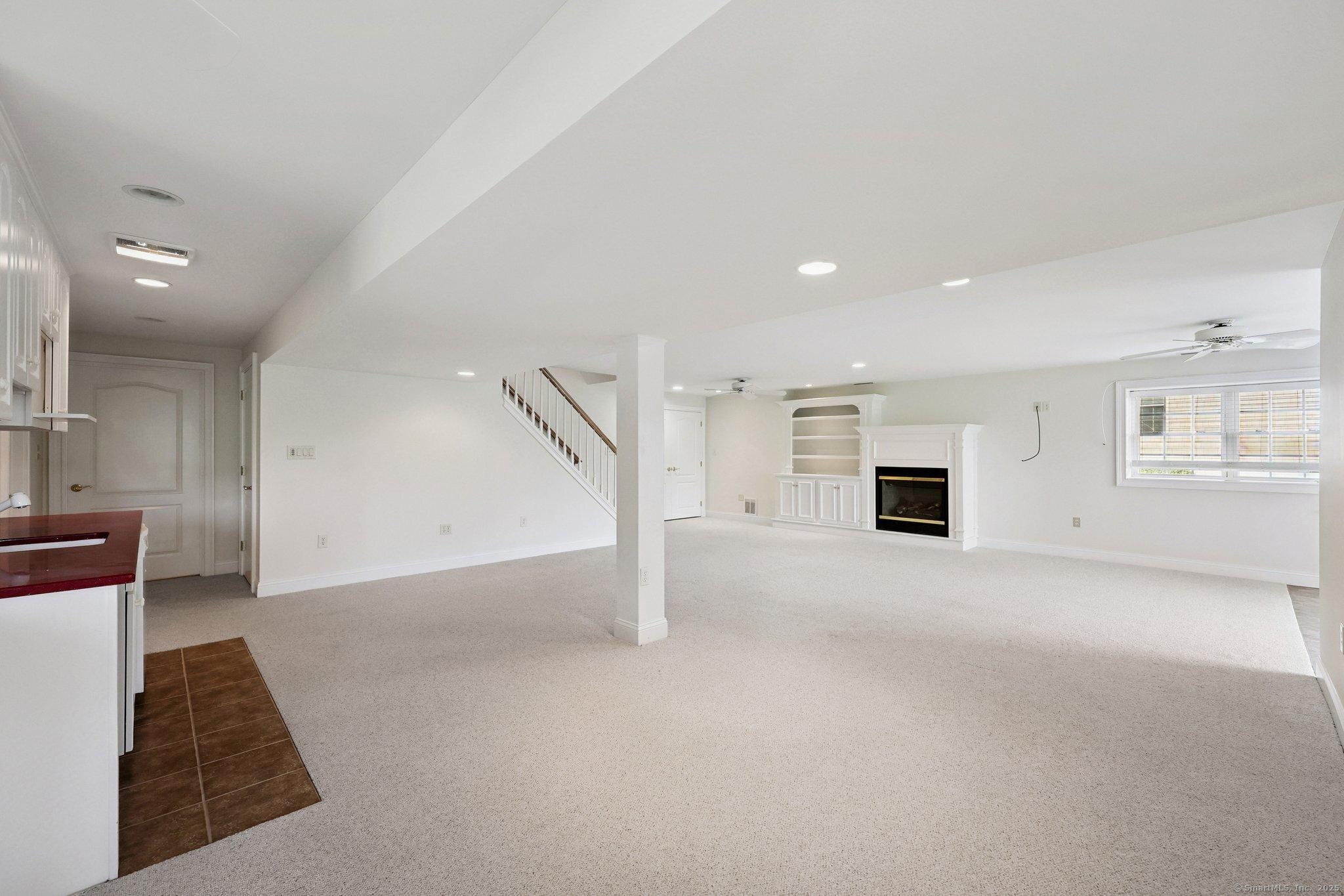 Wallingford, Connecticut, 06492, United States, 2 Bedrooms Bedrooms, ,4 BathroomsBathrooms,Residential,For Sale,1983794