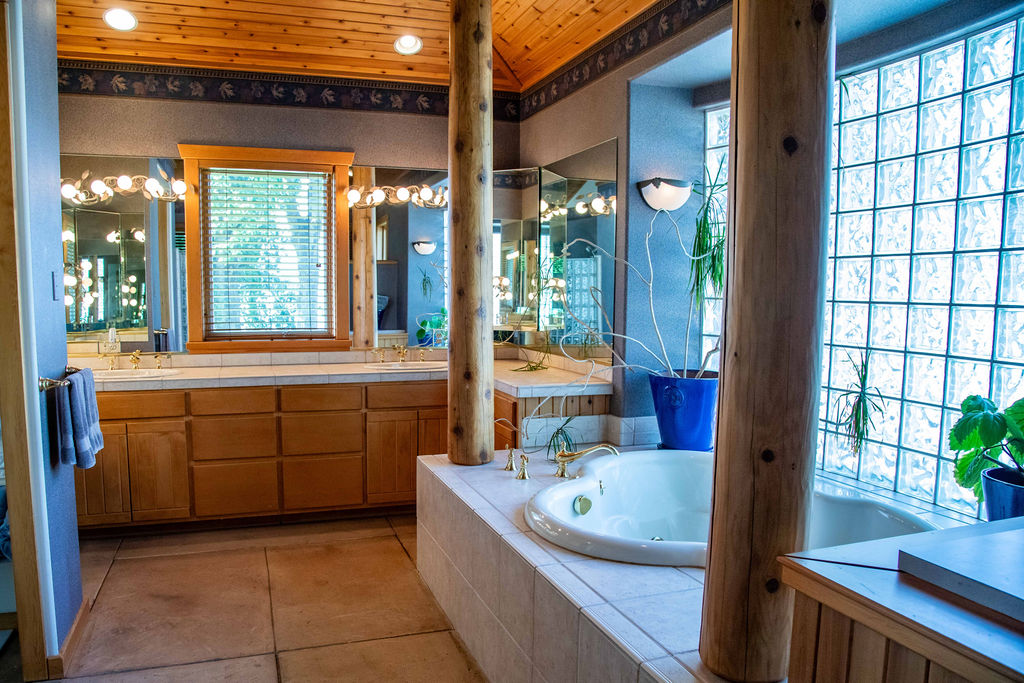 Hope, Idaho, 83836, United States, 3 Bedrooms Bedrooms, ,3 BathroomsBathrooms,Residential,For Sale,1975578