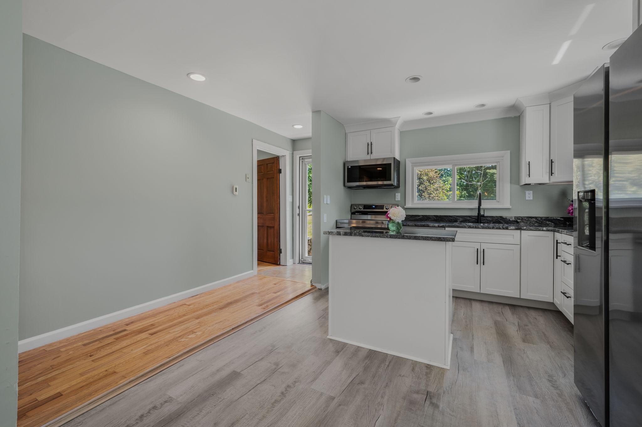  Find privacy and charm in this beautifully updated Waterford home. - 物件實景