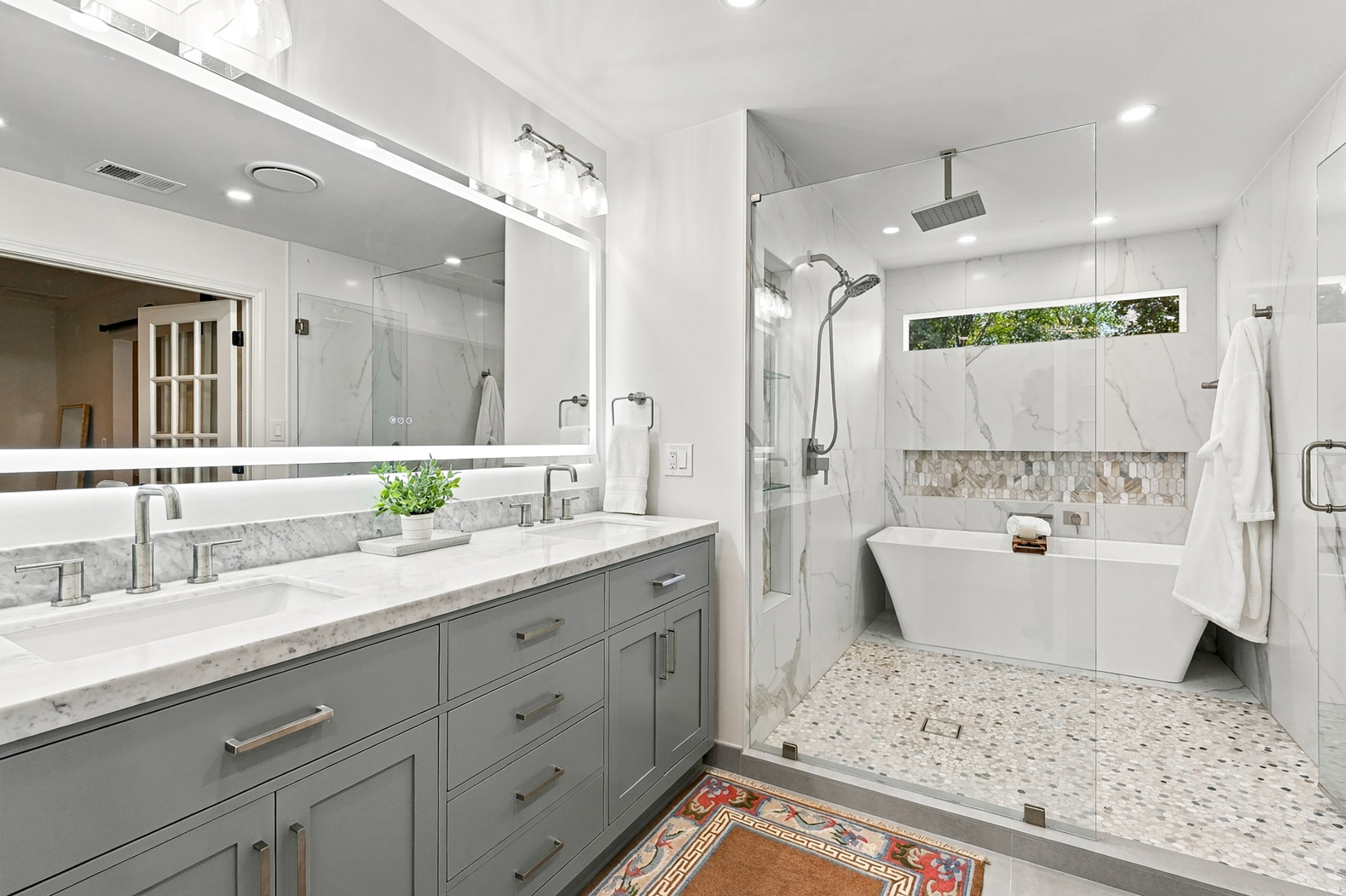  Classic Colonial Charm Meets Beautifully Updated Interiors - 物件實景
