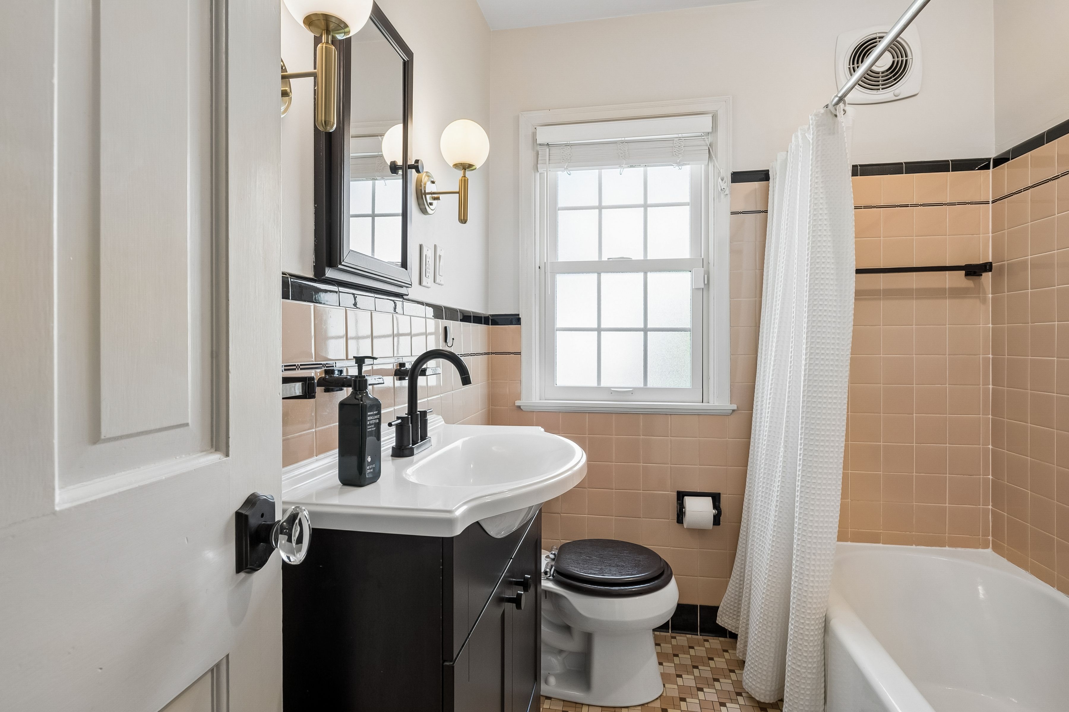  Elegant Cape Cod Living with Timeless Architectural Detail - 物件實景