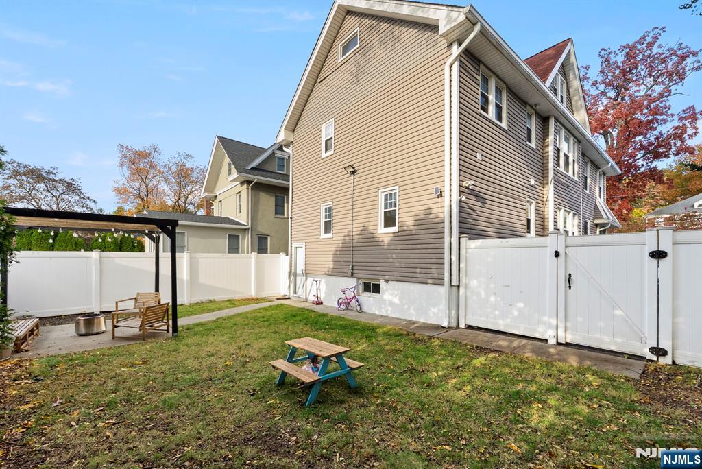 Rutherford, New Jersey, 07070, United States, 4 Bedrooms Bedrooms, ,2 BathroomsBathrooms,Residential,For Sale,1977707