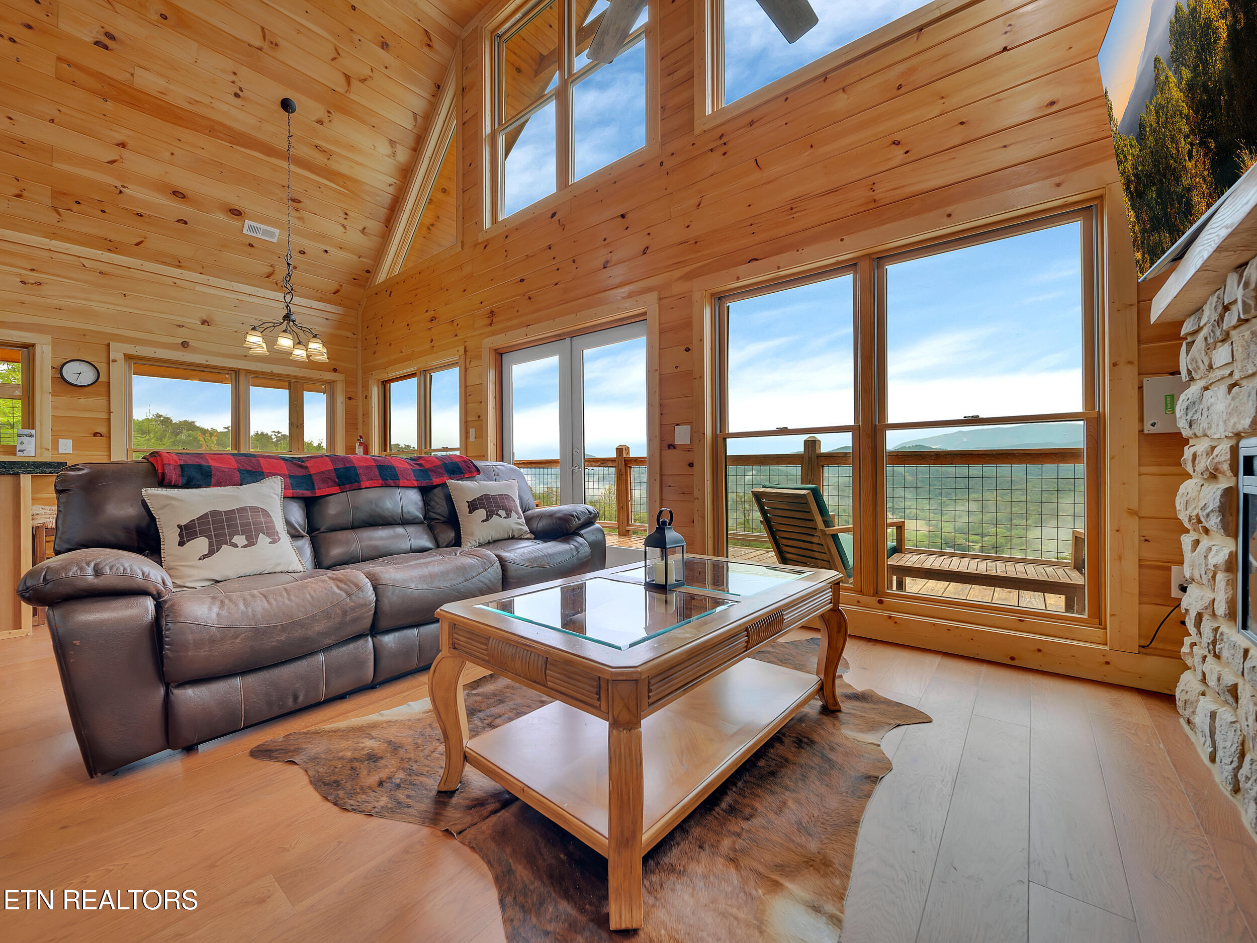 Sevierville, Tennessee, 37876, United States, 3 Bedrooms Bedrooms, ,4 BathroomsBathrooms,Residential,For Sale,1938196