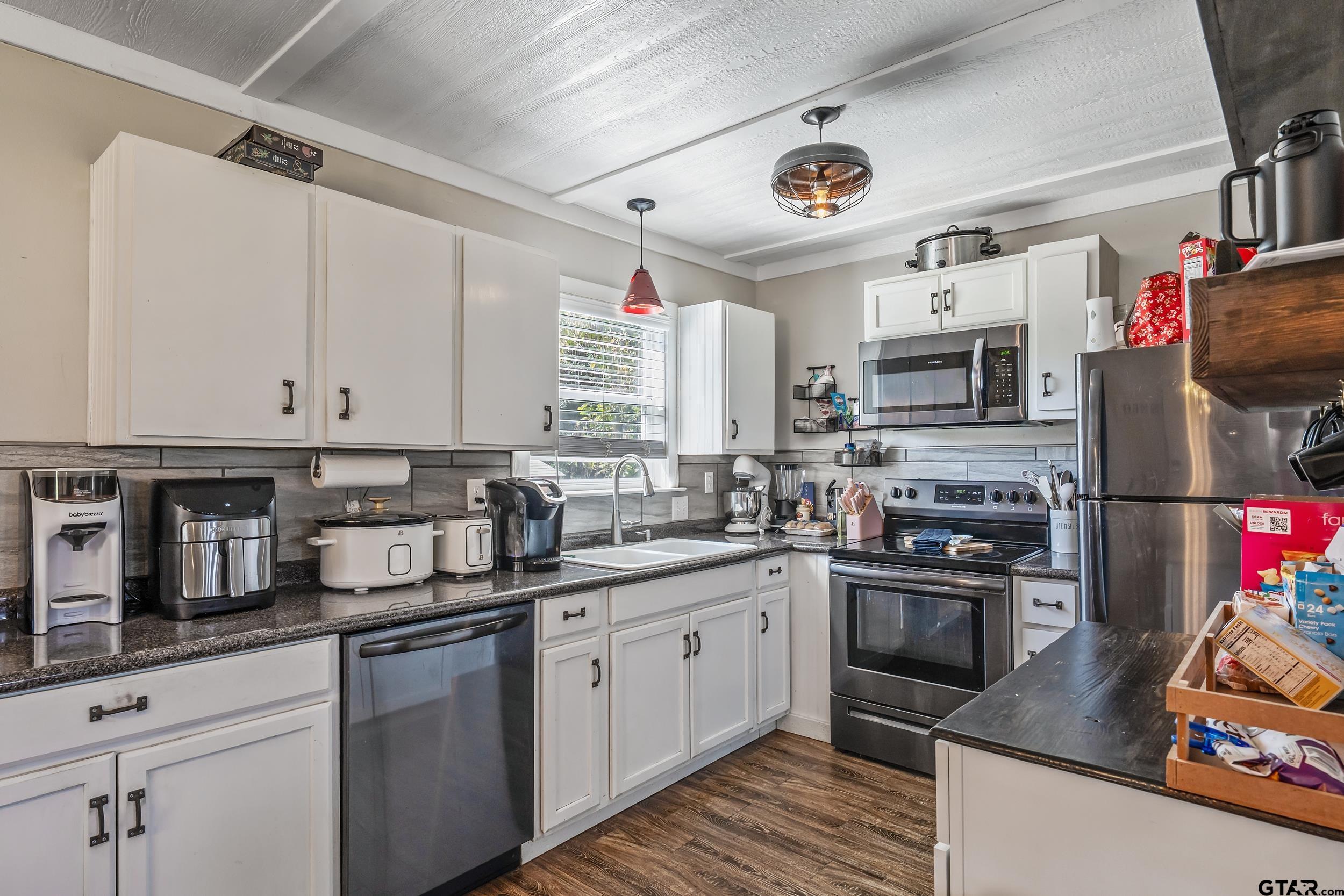 Mineola, Texas, 75773, United States, 3 Bedrooms Bedrooms, ,3 BathroomsBathrooms,Residential,For Sale,1951277