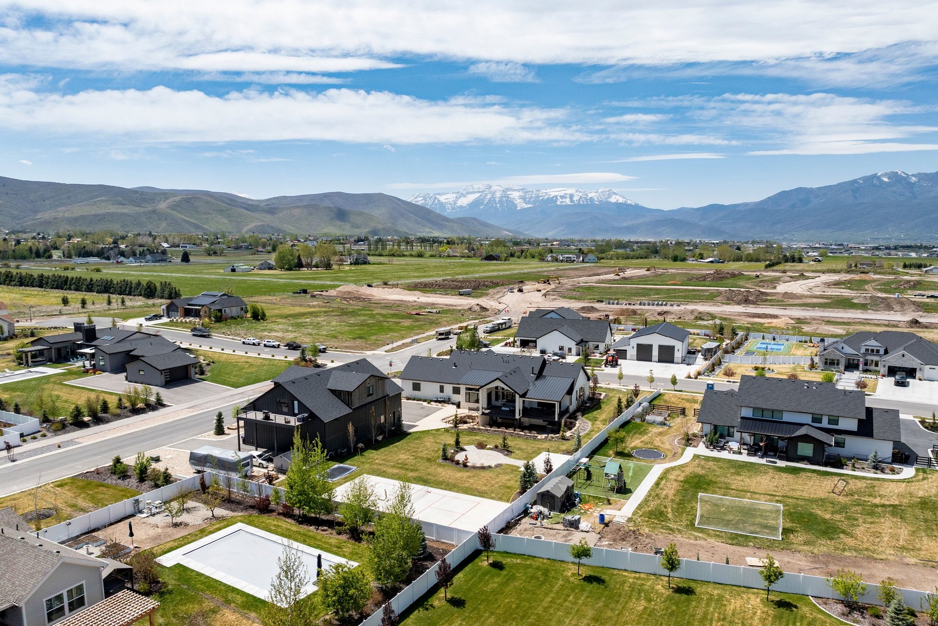  Custom Home with Detached Toy Barn - 物件實景