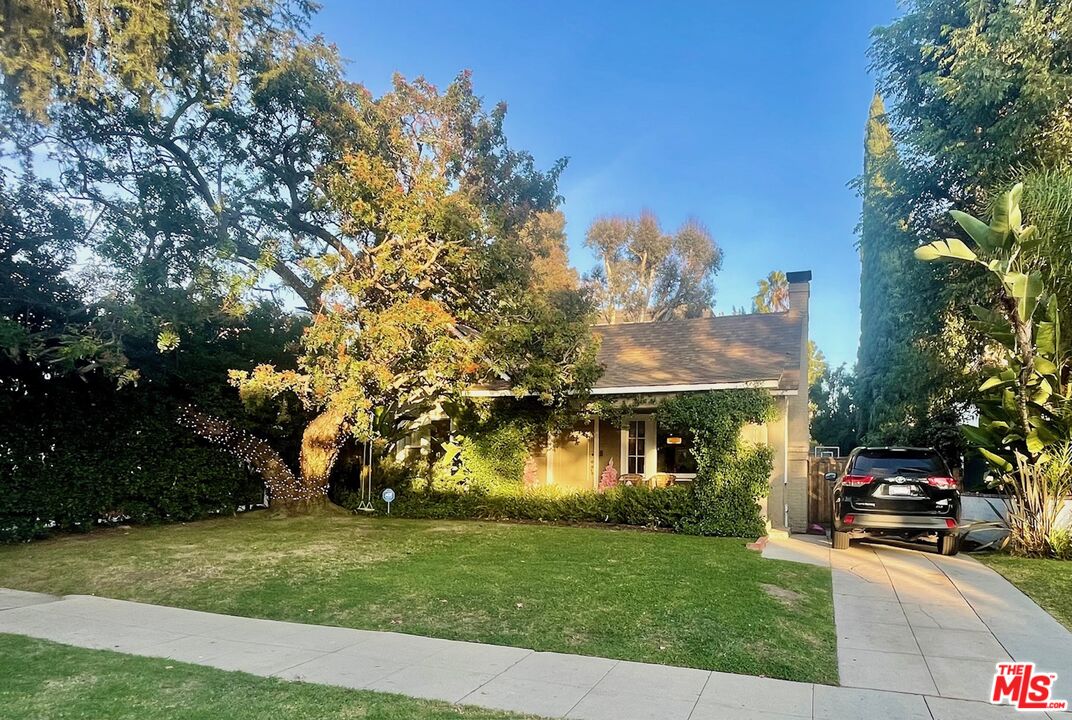 Los Angeles, California, 90004, United States, 3 Bedrooms Bedrooms, ,2 BathroomsBathrooms,Residential,For Sale,1987730