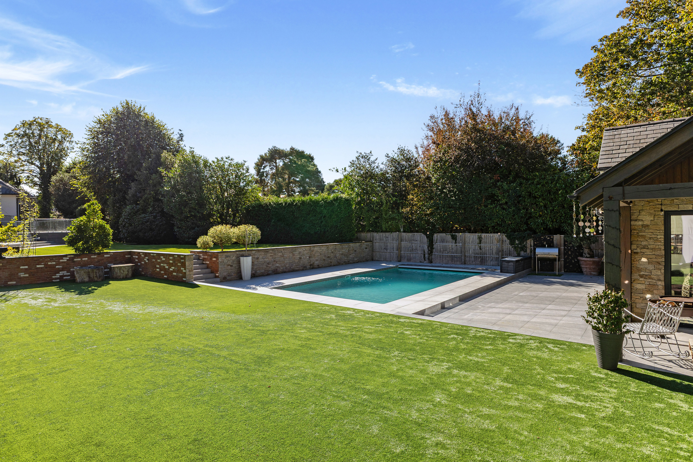  A seven-bedroom Cobham home with a swimming pool and landscaped gardens - 物件實景