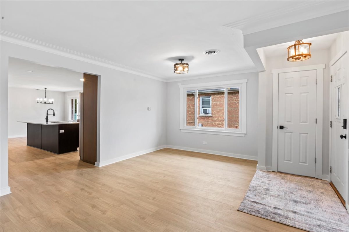 Evergreen Park, Illinois, 60805, United States, 5 Bedrooms Bedrooms, ,4 BathroomsBathrooms,Residential,For Sale,1972389