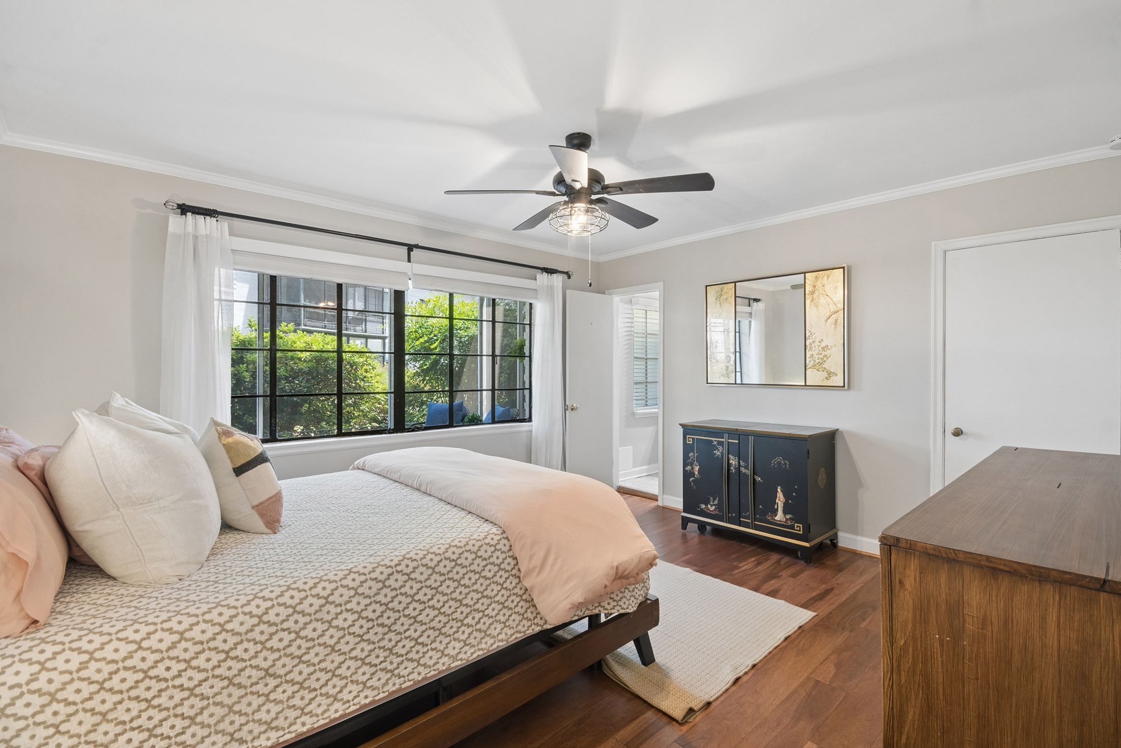  Stunning Mid-century End Unit in a Fantastic Location - 物件實景