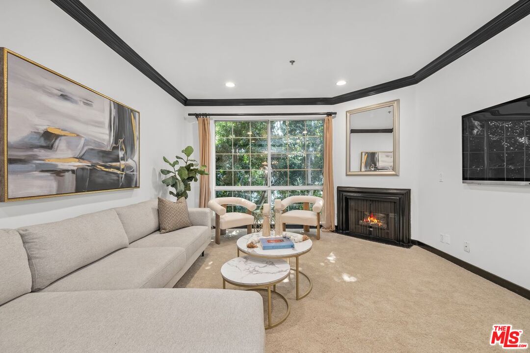 Los Angeles, California, 90004, United States, 2 Bedrooms Bedrooms, ,2 BathroomsBathrooms,Residential,For Sale,1885351