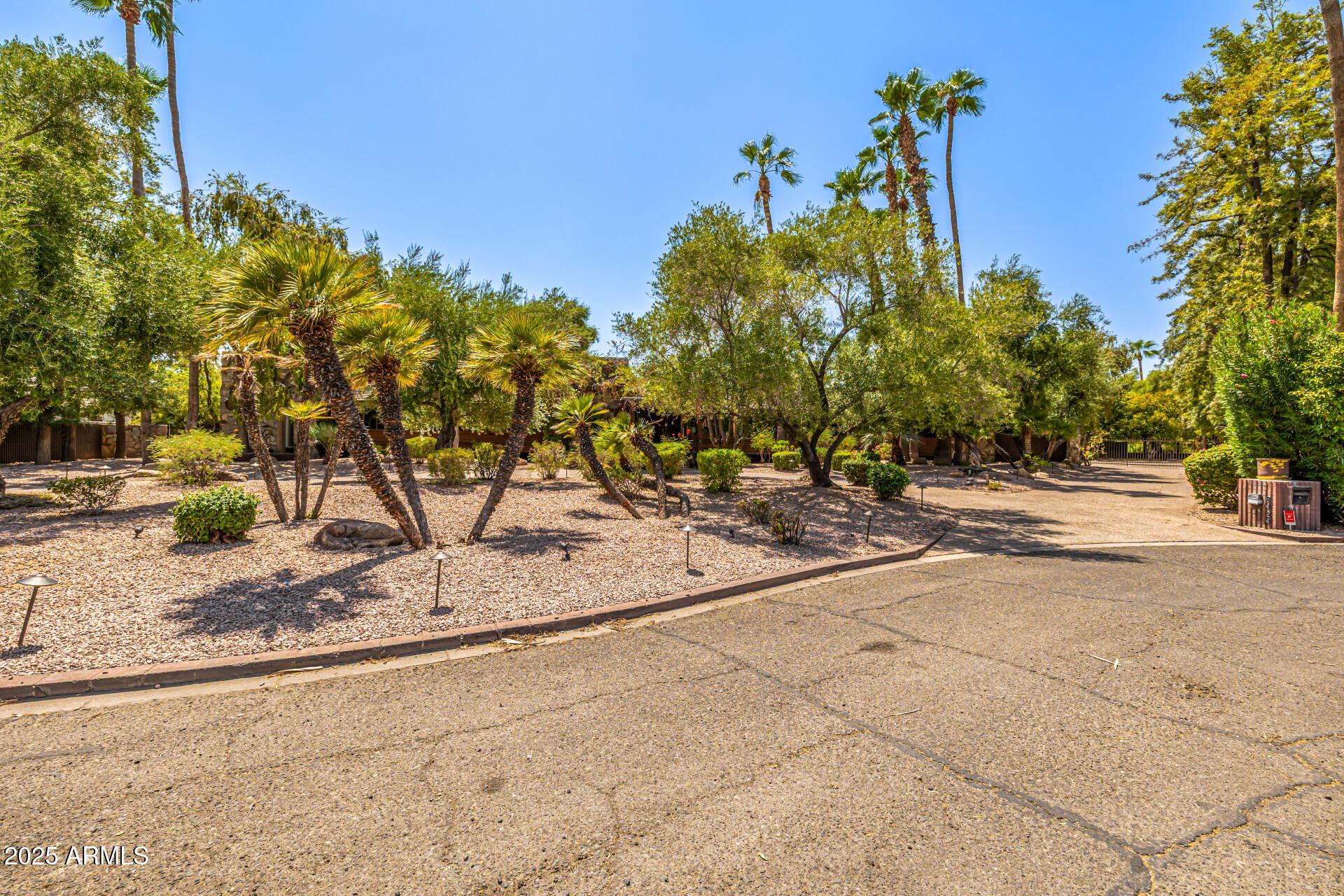 Paradise Valley, Arizona, 85253, United States, 4 Bedrooms Bedrooms, ,8 BathroomsBathrooms,Residential,For Sale,1914345