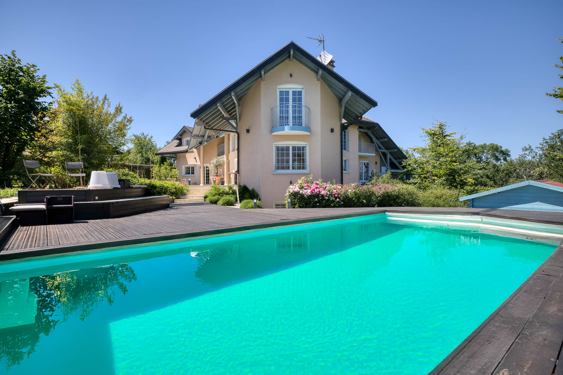  Nestled between lake and mountains, an outstanding family estate with swimming … - 物件實景