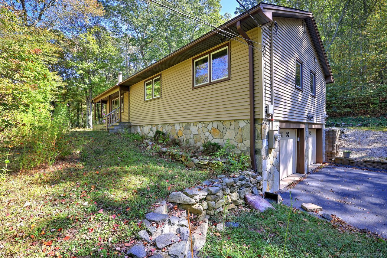 Woodbridge, Connecticut, 06525, United States, 3 Bedrooms Bedrooms, ,2 BathroomsBathrooms,Residential,For Sale,1989444