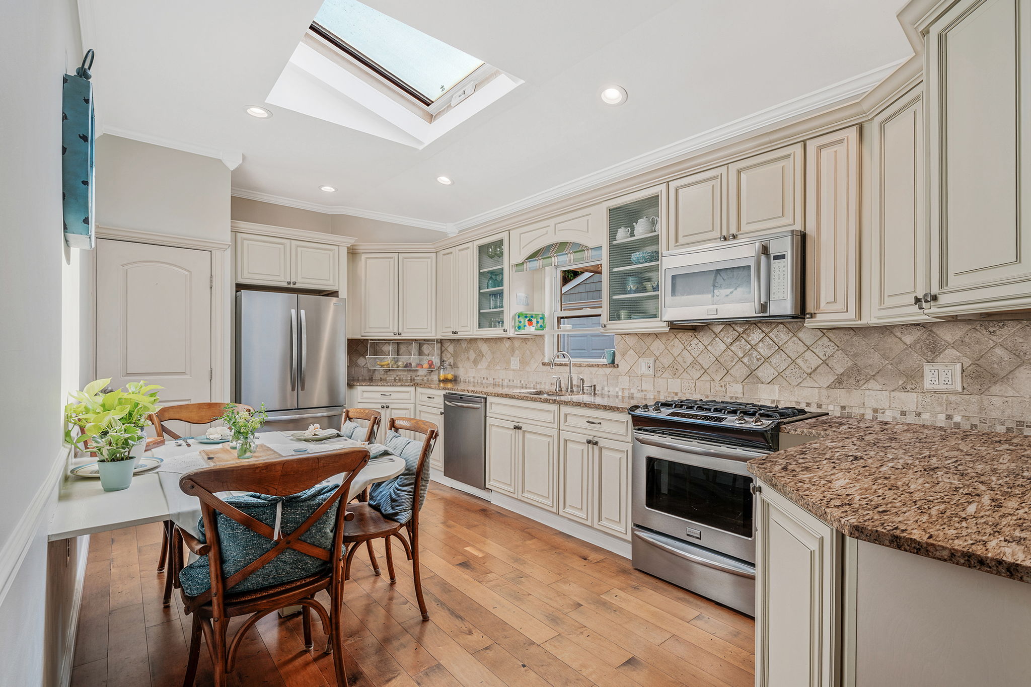 Babylon, New York, 11702, United States, 4 Bedrooms Bedrooms, ,2 BathroomsBathrooms,Residential,For Sale,1905620