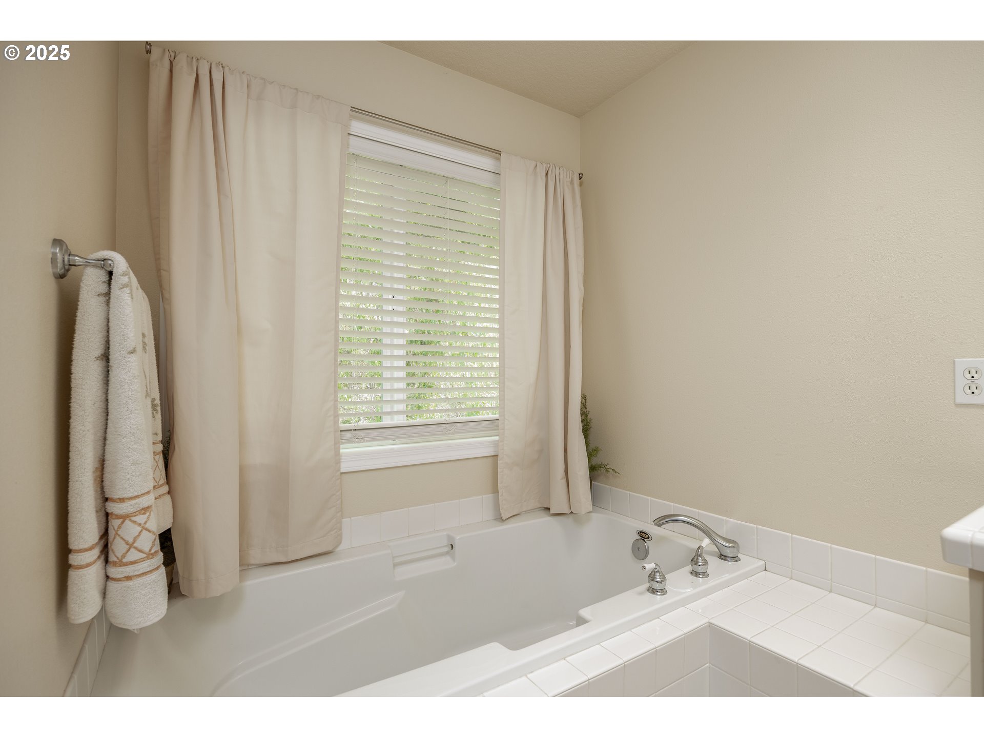Portland, Oregon, 97229, United States, 4 Bedrooms Bedrooms, ,2 BathroomsBathrooms,Residential,For Sale,1877425
