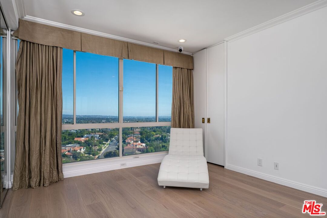 Los Angeles, California, 90024, United States, 3 Bedrooms Bedrooms, ,3 BathroomsBathrooms,Residential,For Sale,1949652