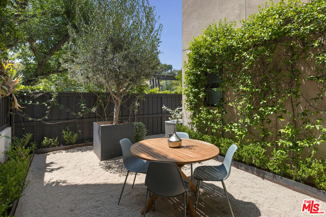 Los Angeles, California, 90026, United States, 3 Bedrooms Bedrooms, ,4 BathroomsBathrooms,Residential,For Sale,1927240