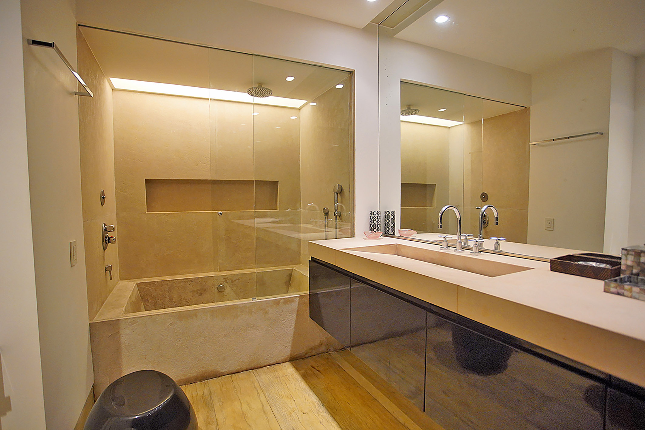  Oceanfront duplex penthouse with panoramic views and refined interiors - 物件實景