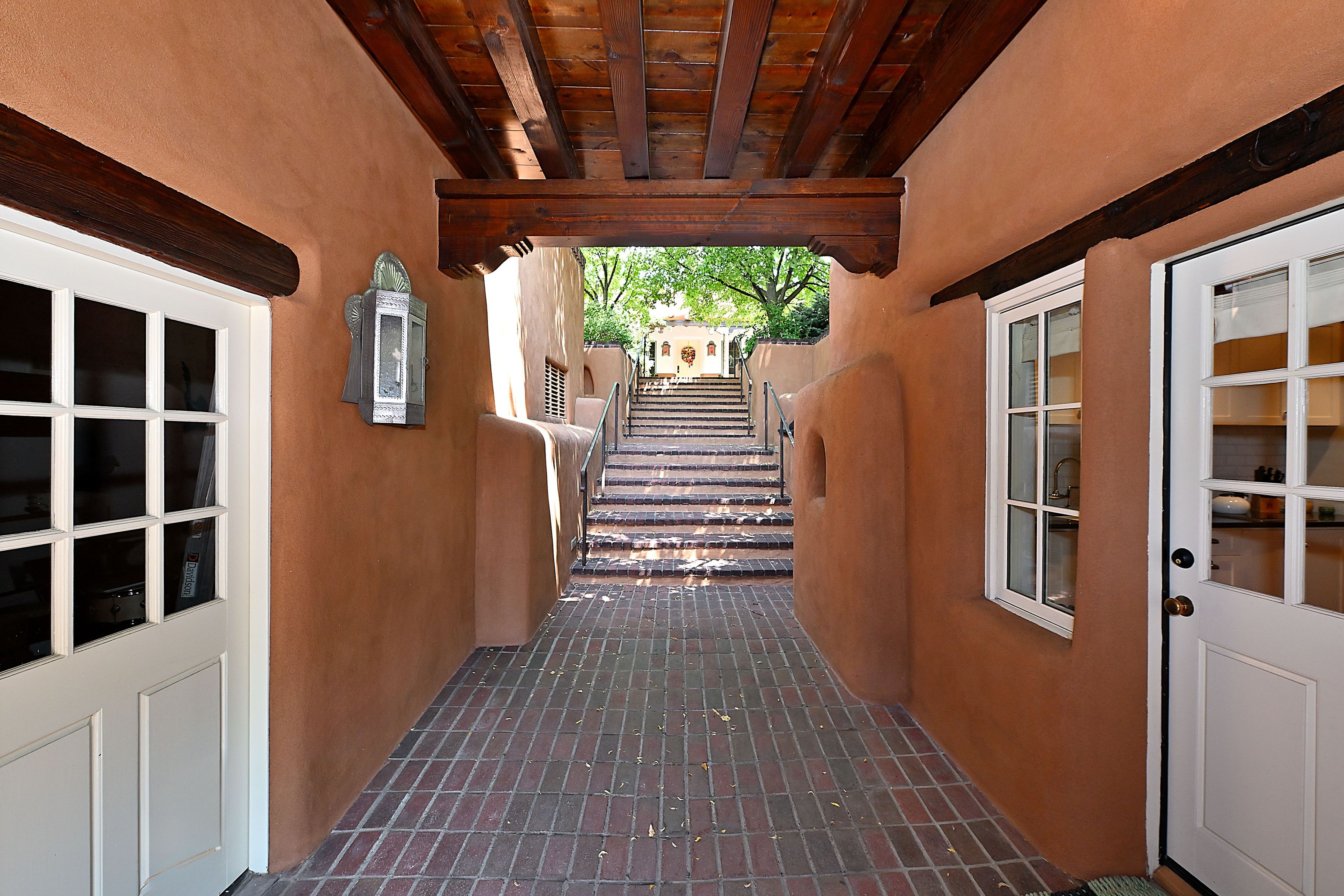  311 Bishops Lodge Road - 物件實景