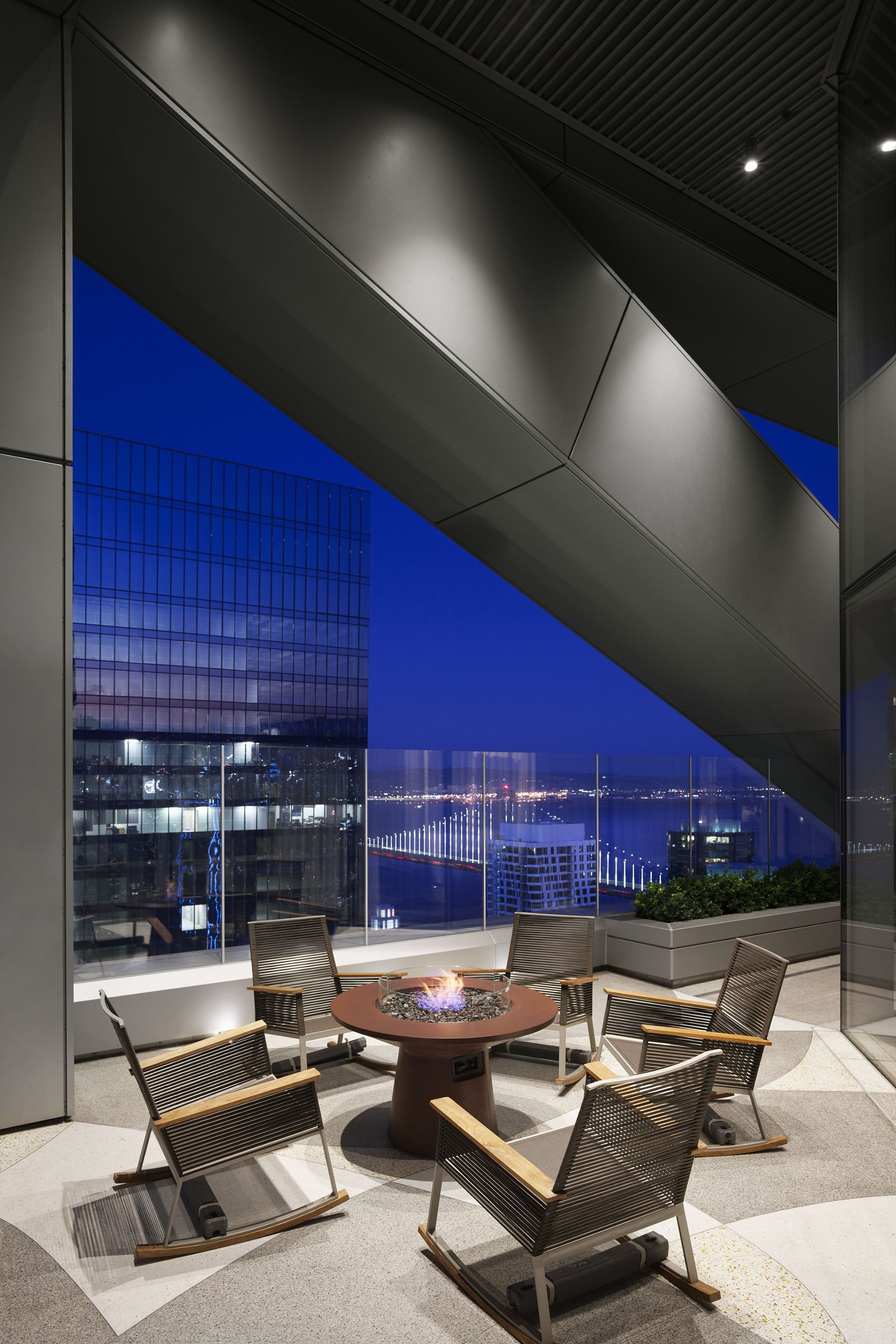  Wrapped in Glass. Enveloped by Views. - 物件實景