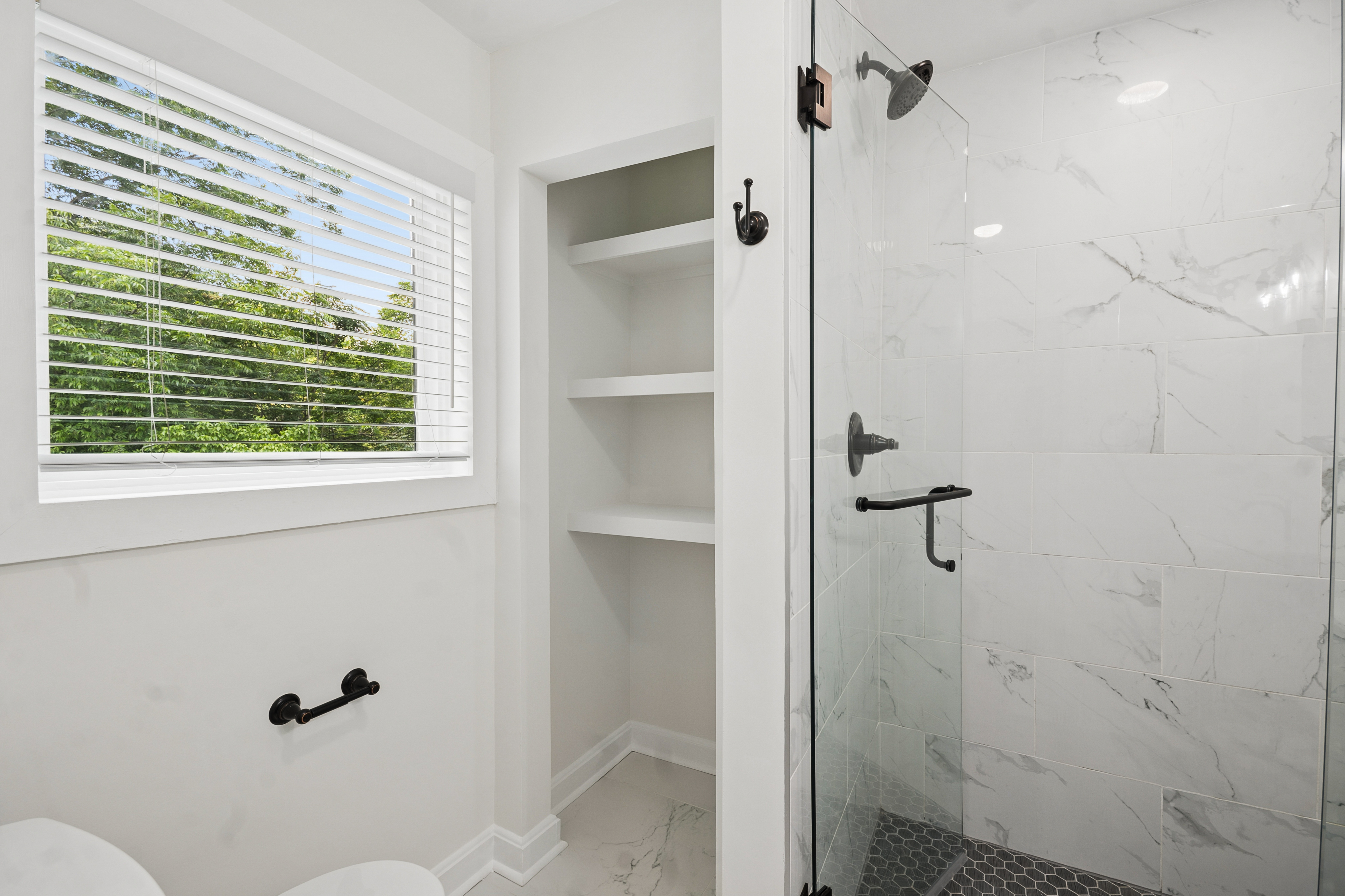  Updated, End-Unit Townhome in the Heart of Edgewood - 物件實景