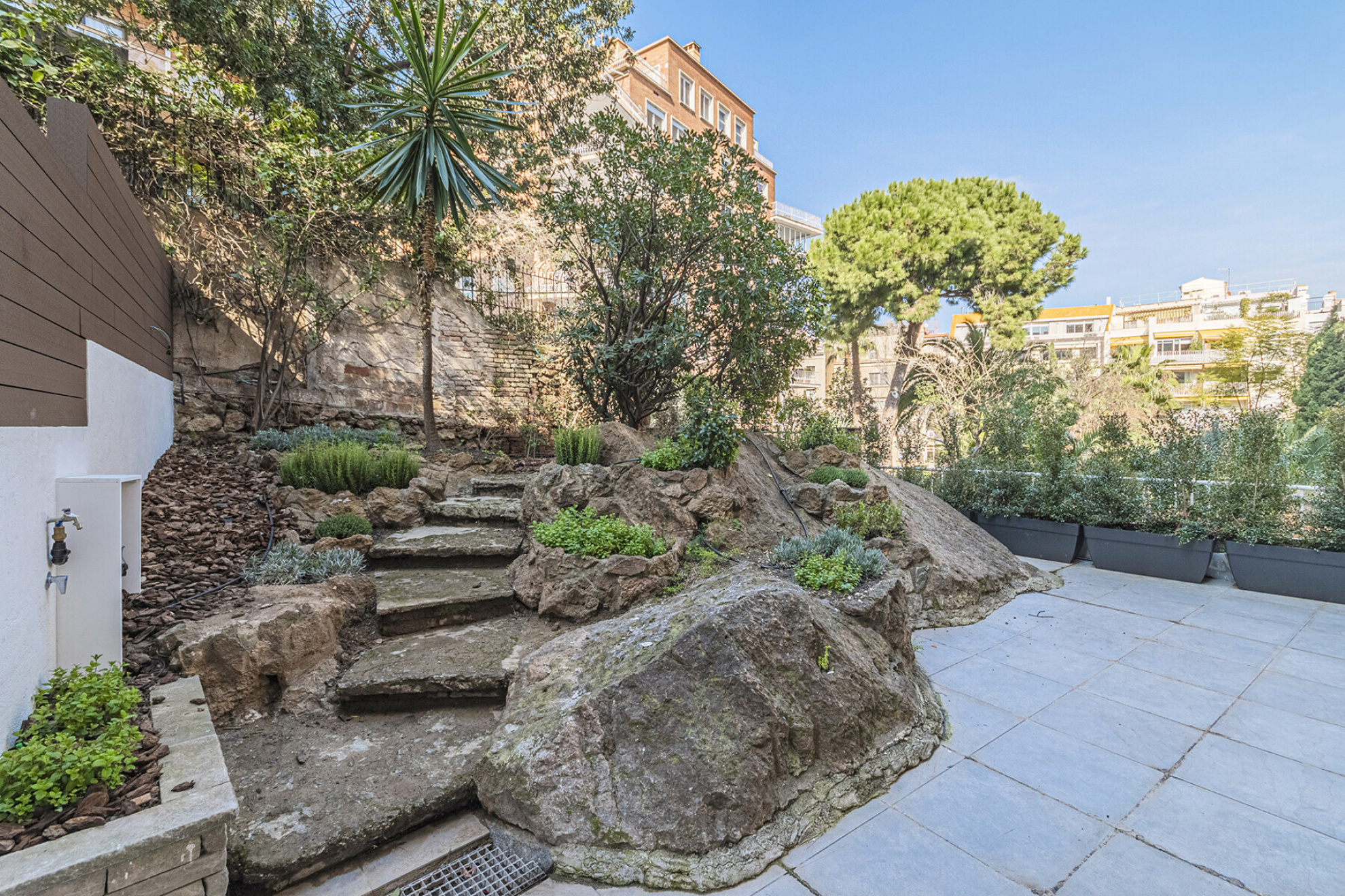  Fantastic renovated apartment with large garden at the living room level - 物件實景
