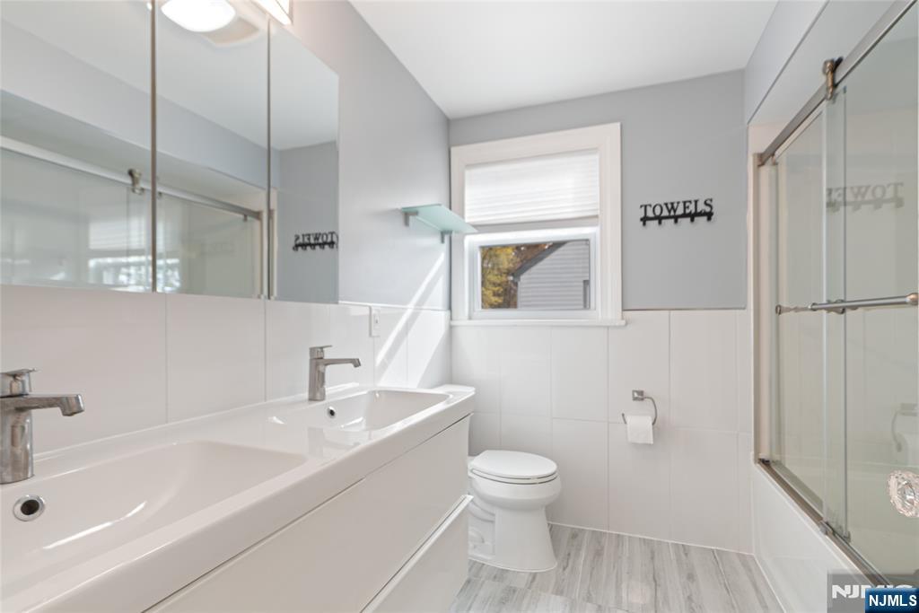 Teaneck, New Jersey, 07666, United States, 3 Bedrooms Bedrooms, ,2 BathroomsBathrooms,Residential,For Sale,1987513