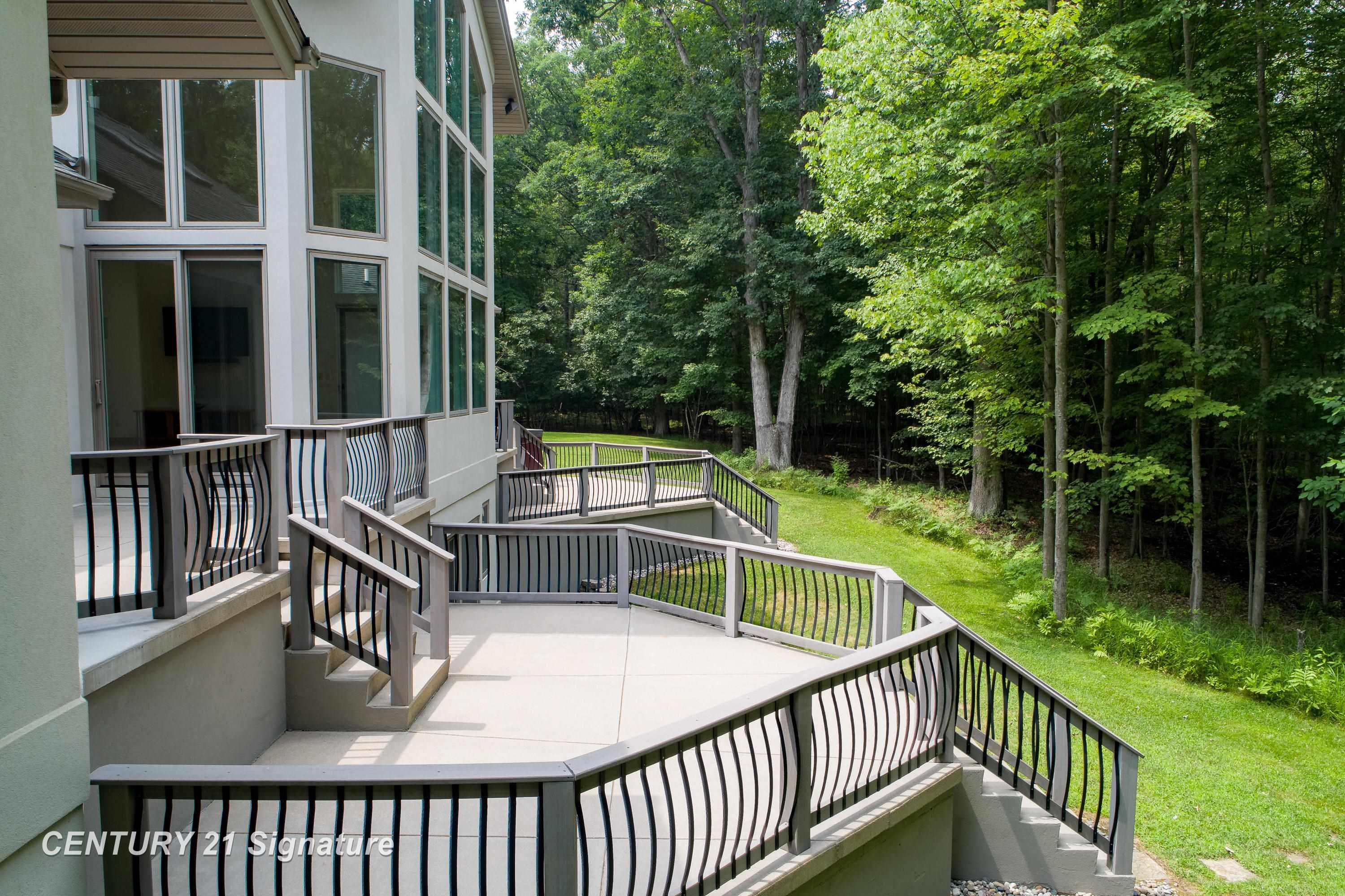 Midland, Michigan, 48642, United States, 4 Bedrooms Bedrooms, ,5 BathroomsBathrooms,Residential,For Sale,1979338