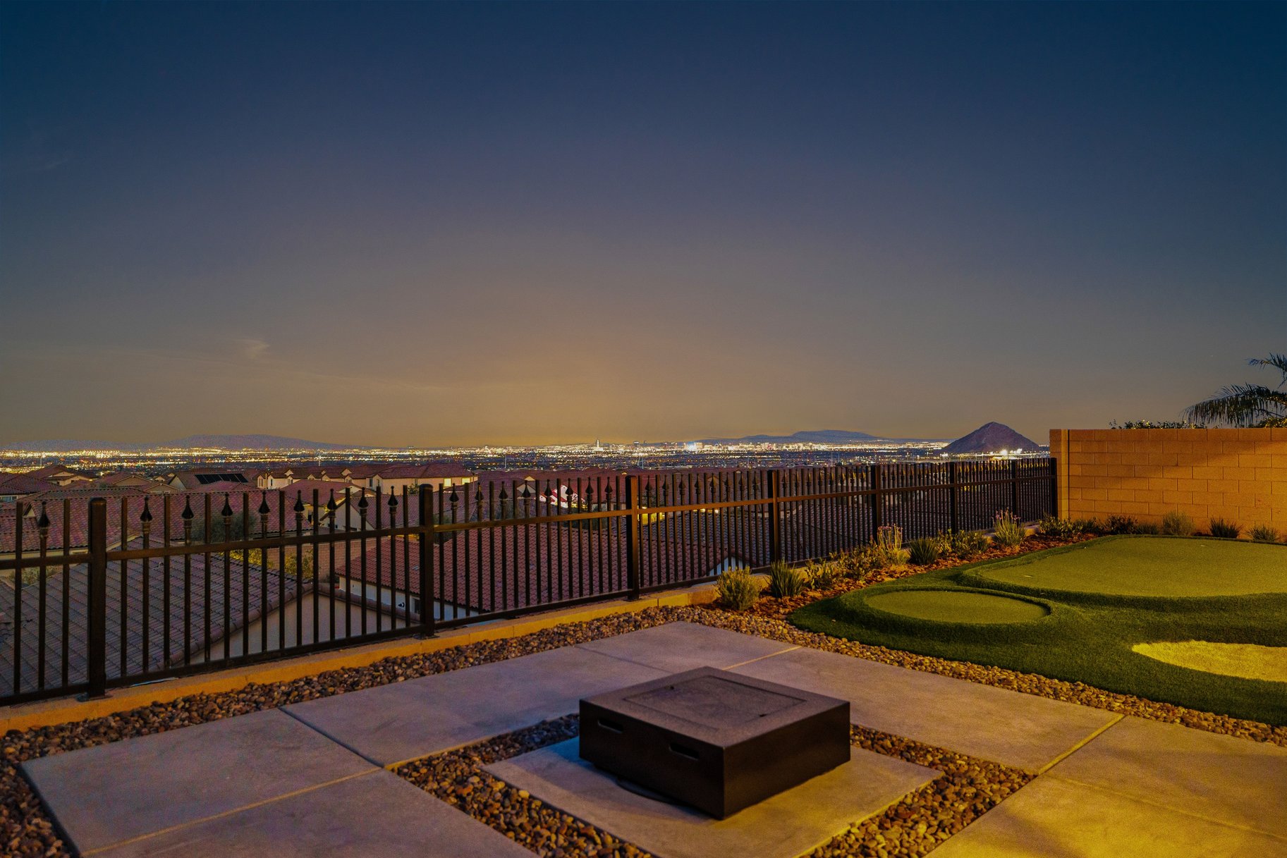  Thoughtfully Upgraded Home Set on an Elevated Lot Offering Sweeping Views - 物件實景