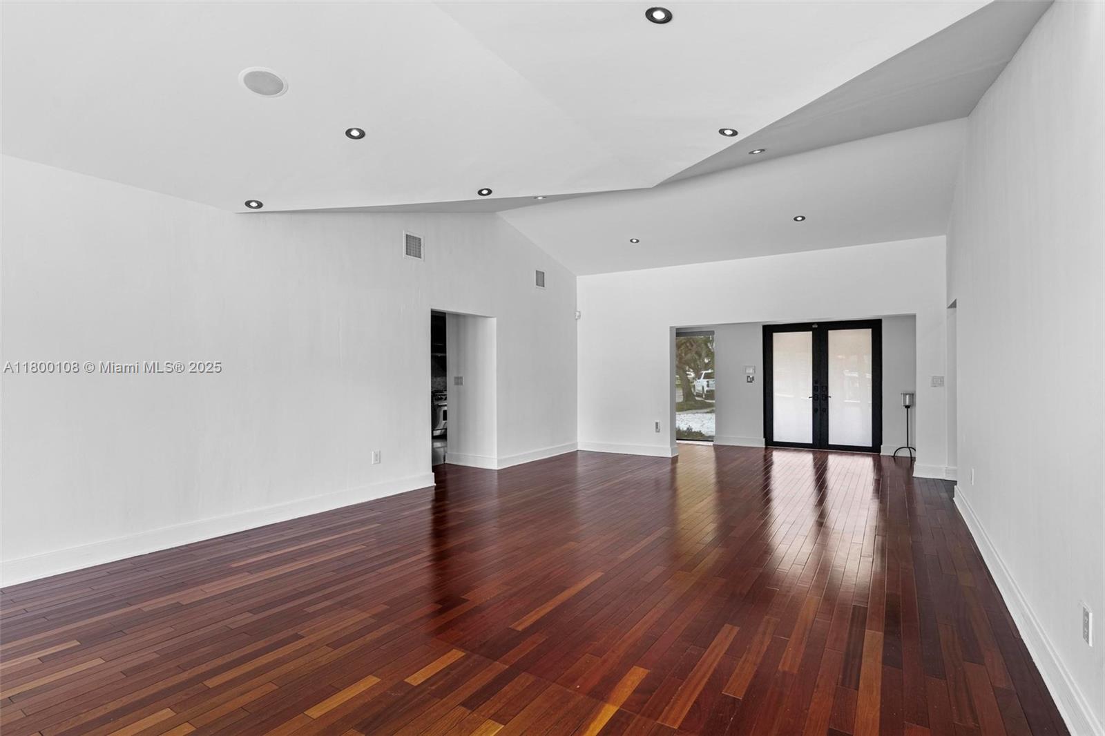North Miami, Florida, 33181, United States, 5 Bedrooms Bedrooms, ,5 BathroomsBathrooms,Residential,For Sale,1804760