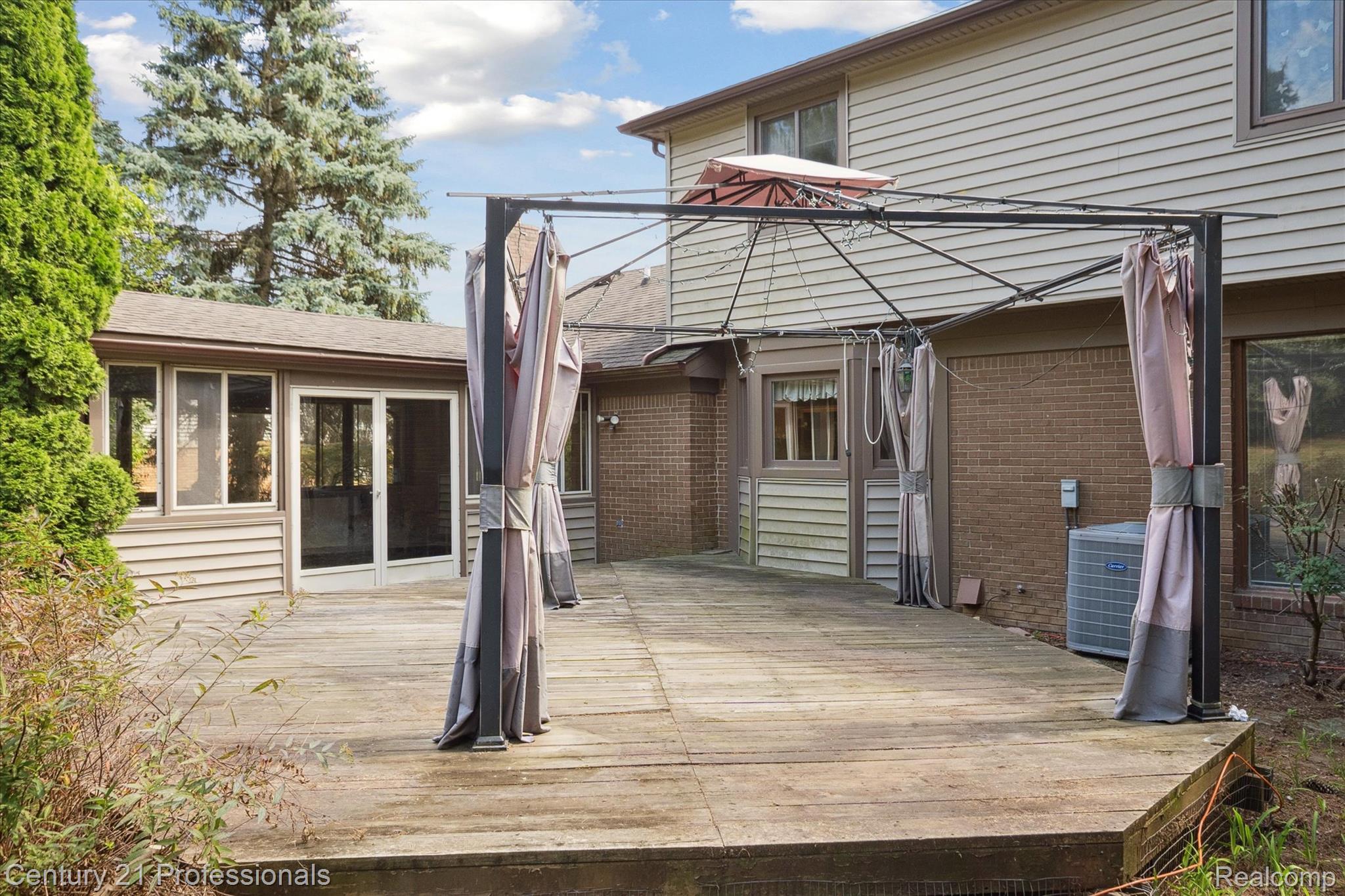 Northville, Michigan, 48167, United States, 4 Bedrooms Bedrooms, ,3 BathroomsBathrooms,Residential,For Sale,1980855