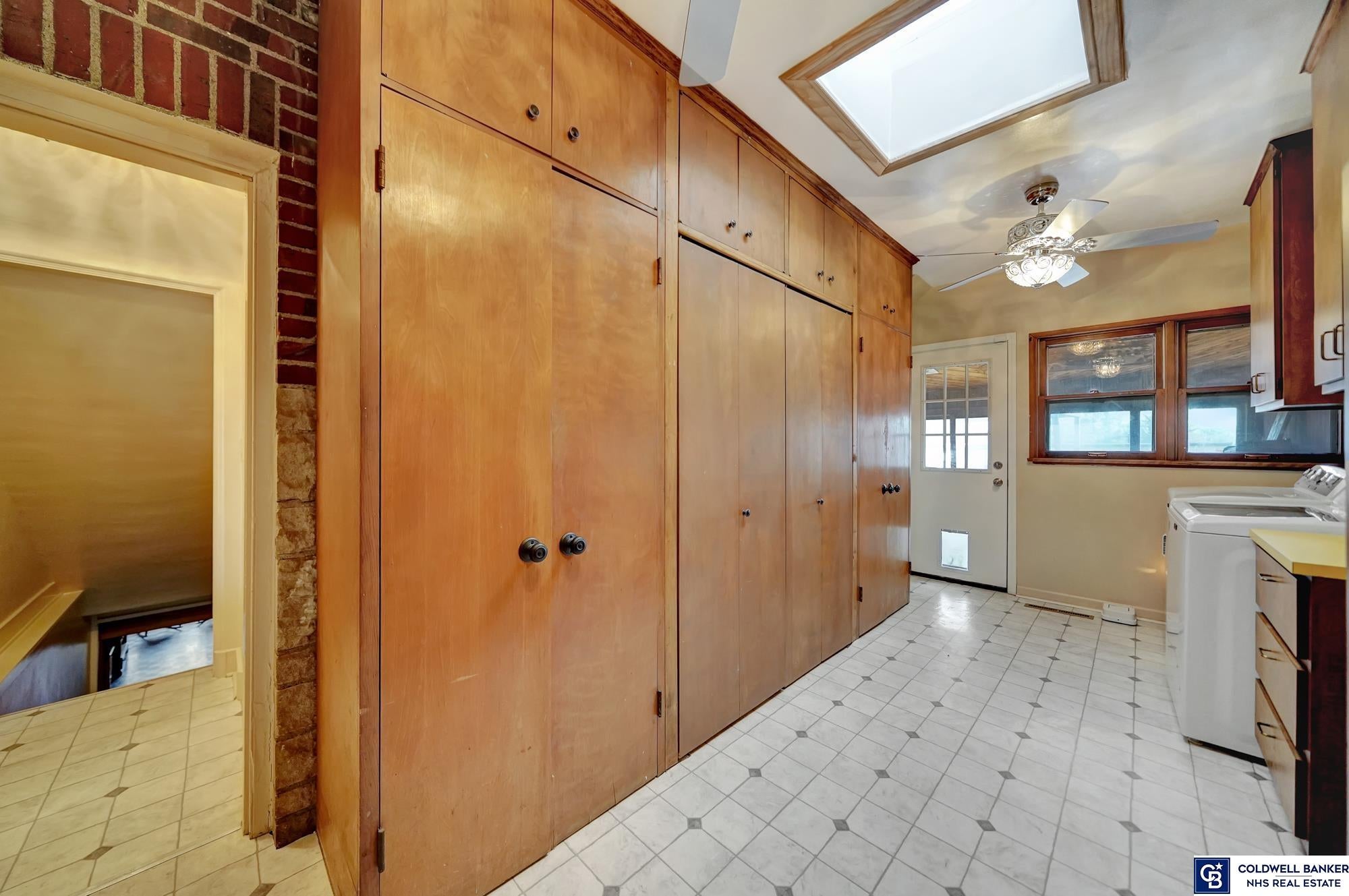 Lincoln, Nebraska, 68510, United States, 6 Bedrooms Bedrooms, ,2 BathroomsBathrooms,Residential,For Sale,1796246