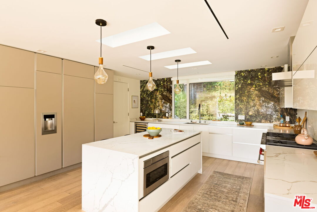 Los Angeles, California, 90046, United States, 4 Bedrooms Bedrooms, ,4 BathroomsBathrooms,Residential,For Sale,1912038