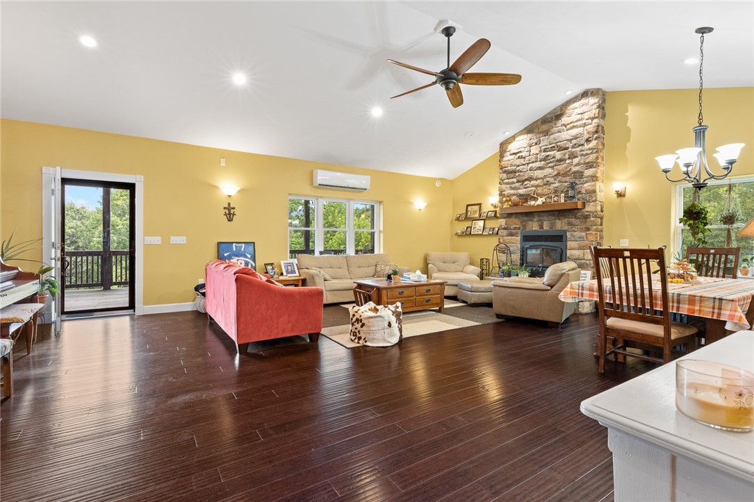 Dogpatch, Arkansas, 72648, United States, 3 Bedrooms Bedrooms, ,3 BathroomsBathrooms,Residential,For Sale,1958320