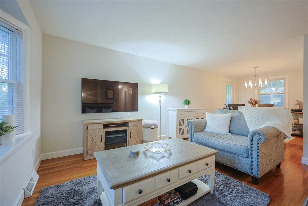 Framingham, Massachusetts, 01701, United States, 3 Bedrooms Bedrooms, ,2 BathroomsBathrooms,Residential,For Sale,1987997