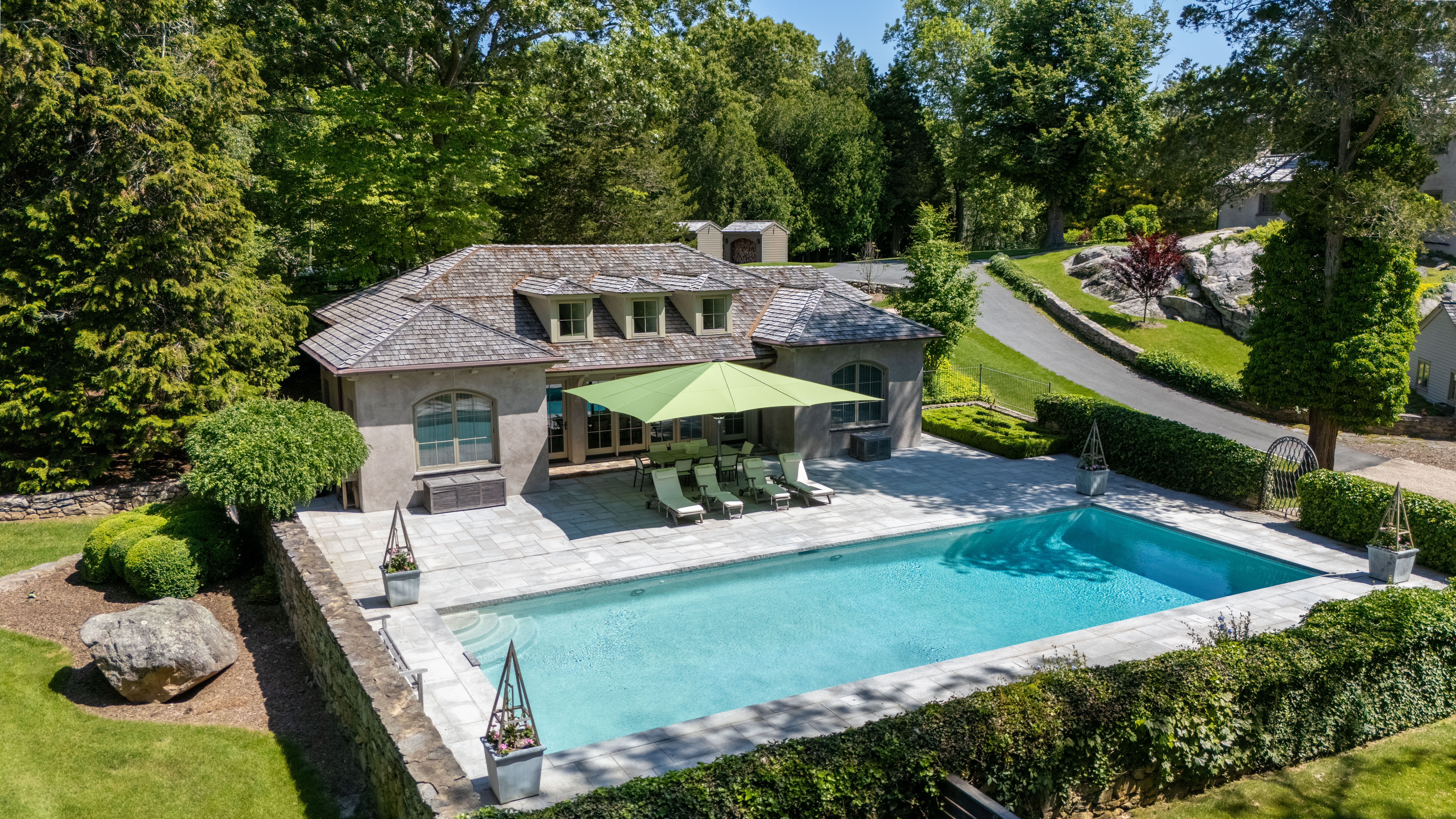  Hilltop Estate Offers Old World Elegance & Modern Luxury - 物件實景