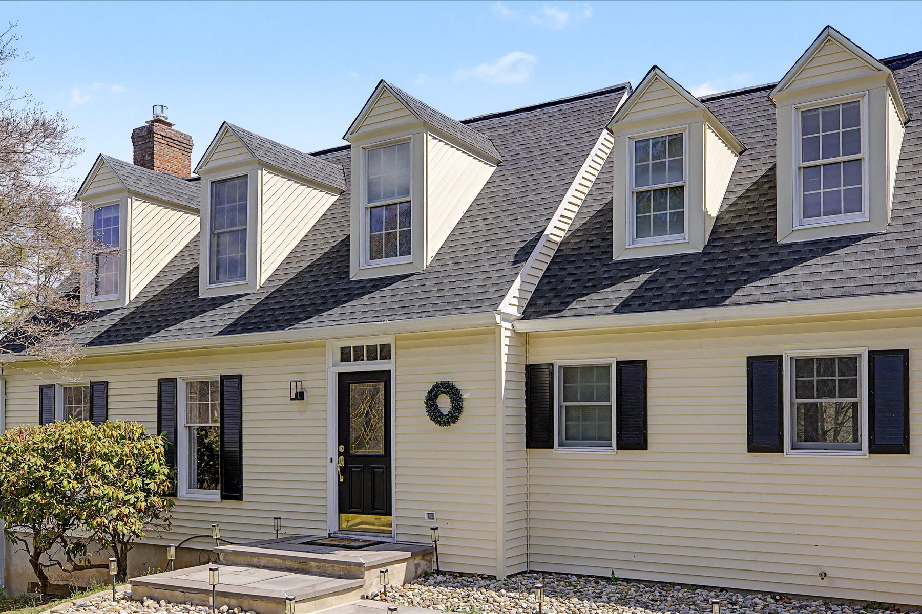  Lovely Cape Cod Home Situated on Two Private Acres - 物件實景