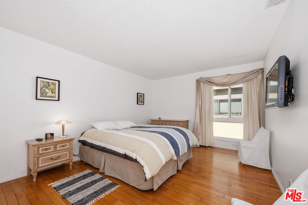 Santa Monica, California, 90404, United States, 3 Bedrooms Bedrooms, ,3 BathroomsBathrooms,Residential,For Sale,1779157