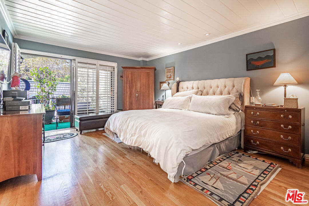 Los Angeles, California, 90004, United States, 2 Bedrooms Bedrooms, ,3 BathroomsBathrooms,Residential,For Sale,1940175