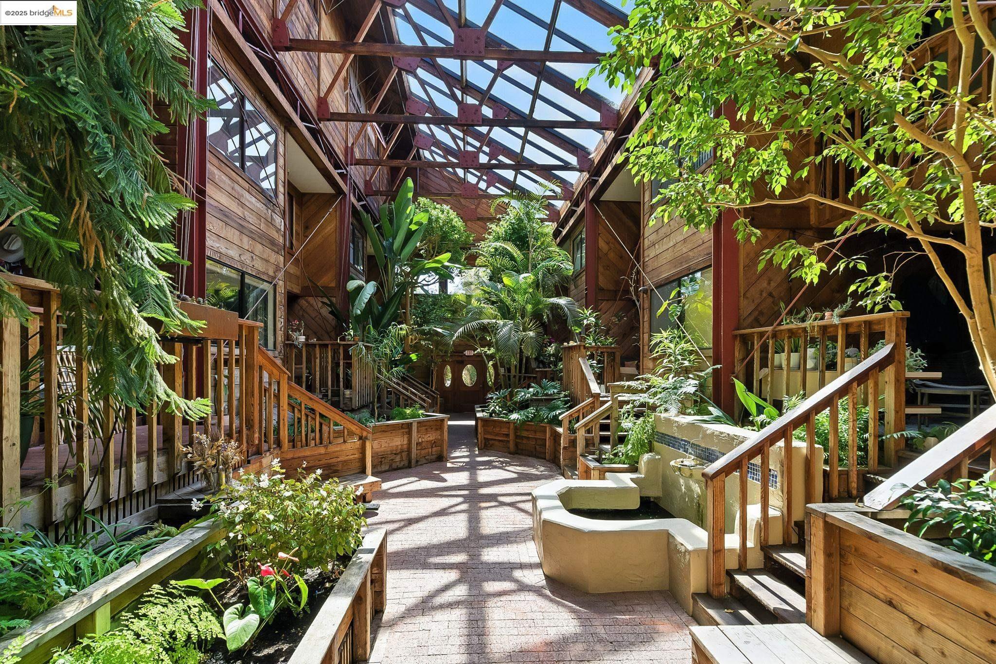 Oakland, California, 94618, United States, 2 Bedrooms Bedrooms, ,1 BathroomBathrooms,Residential,For Sale,1925064