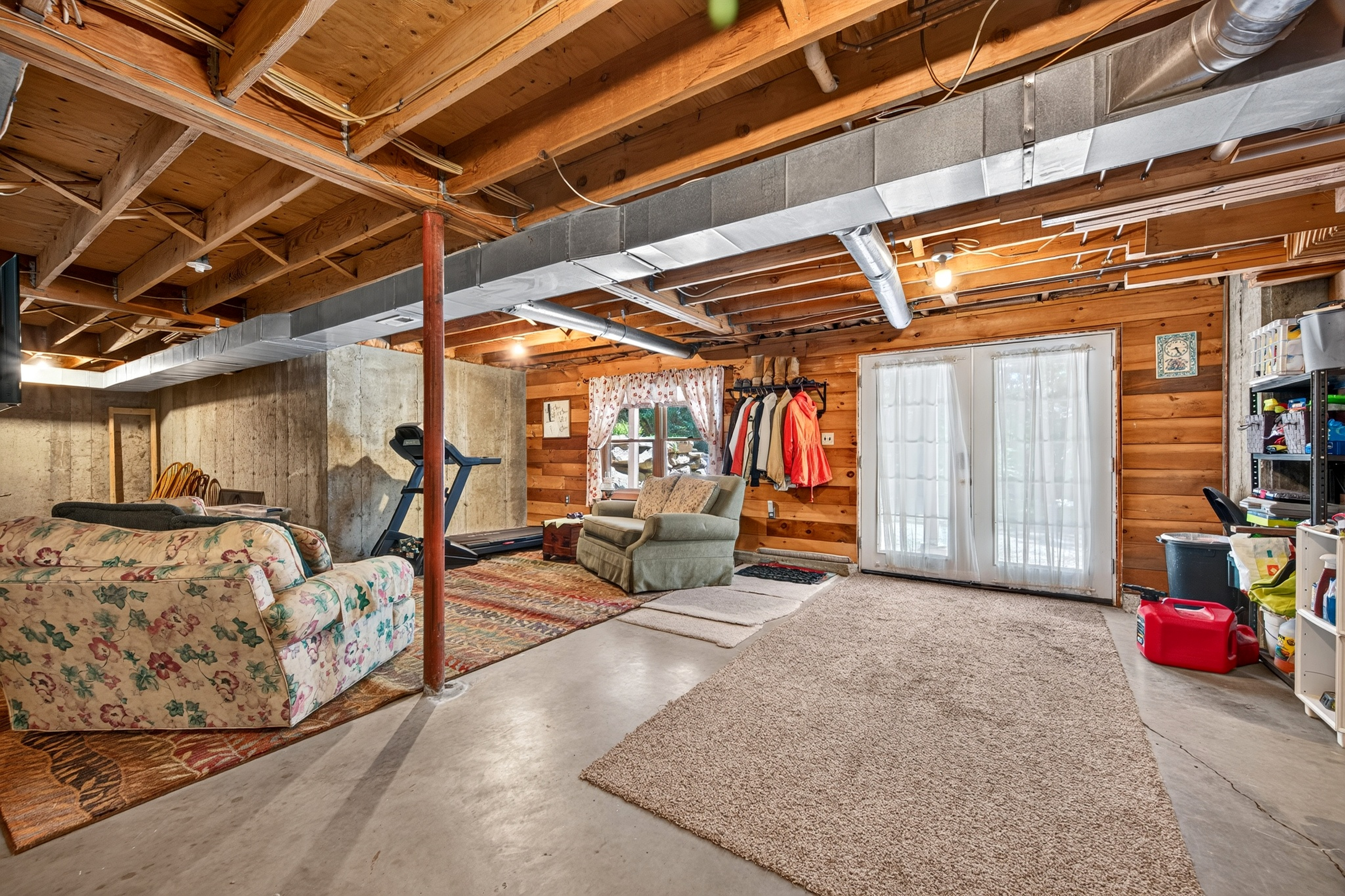  Tucked within four private, tranquil acres, this charming rustic log home offers - 物件實景