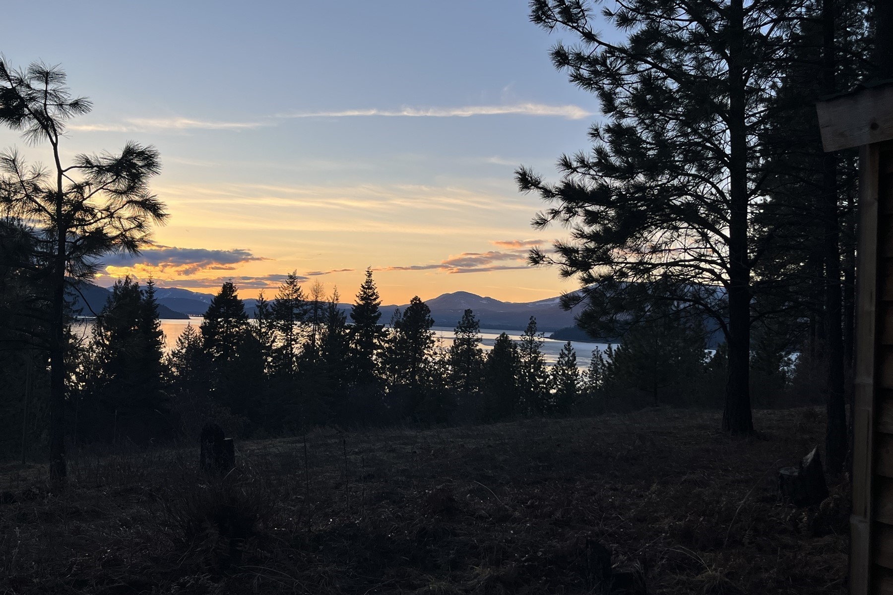  Logs Above The Lake - 物件實景