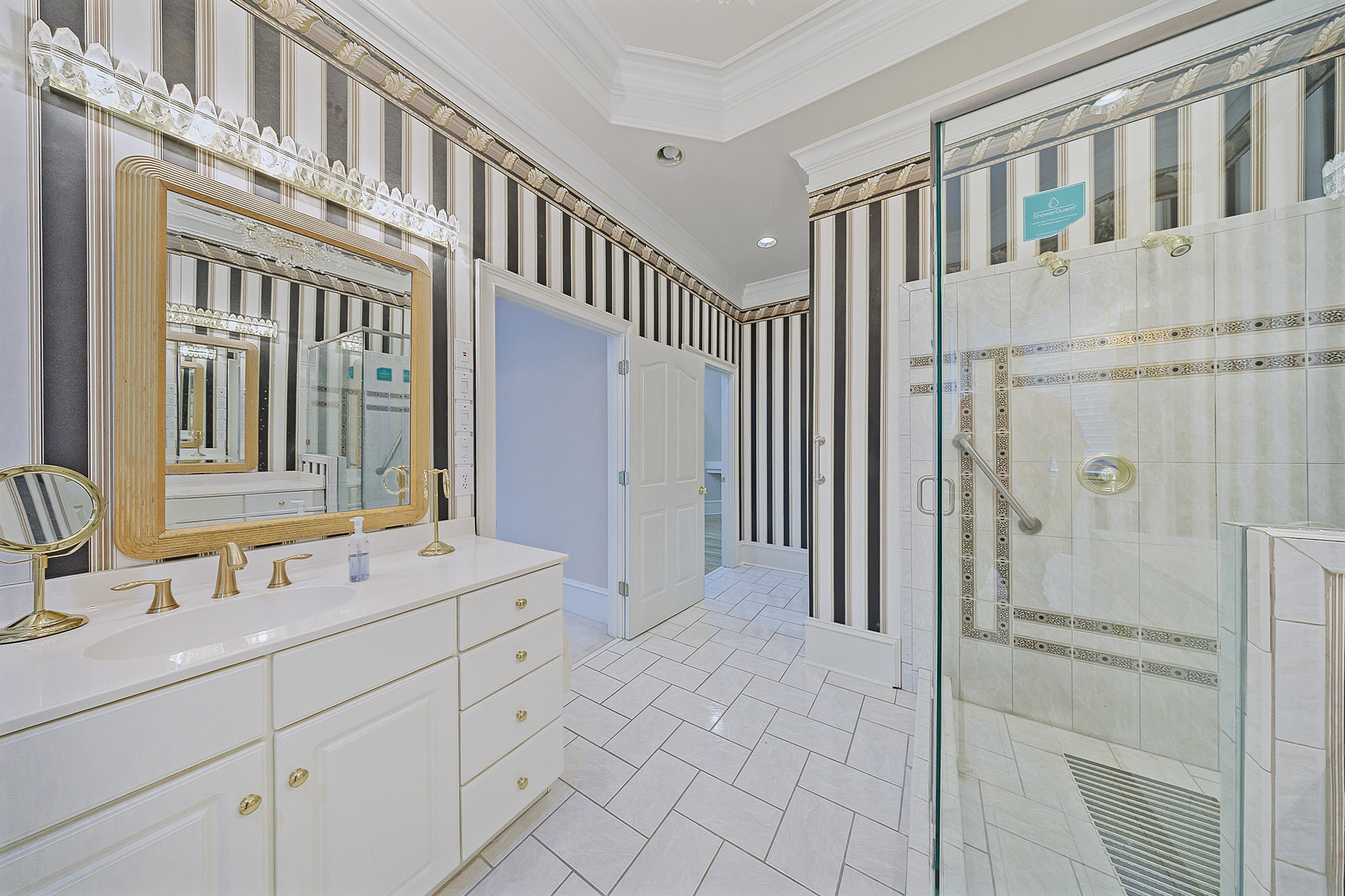  A Rare Opportunity to Own a Developer-Designed Lakefront Estate - 物件實景