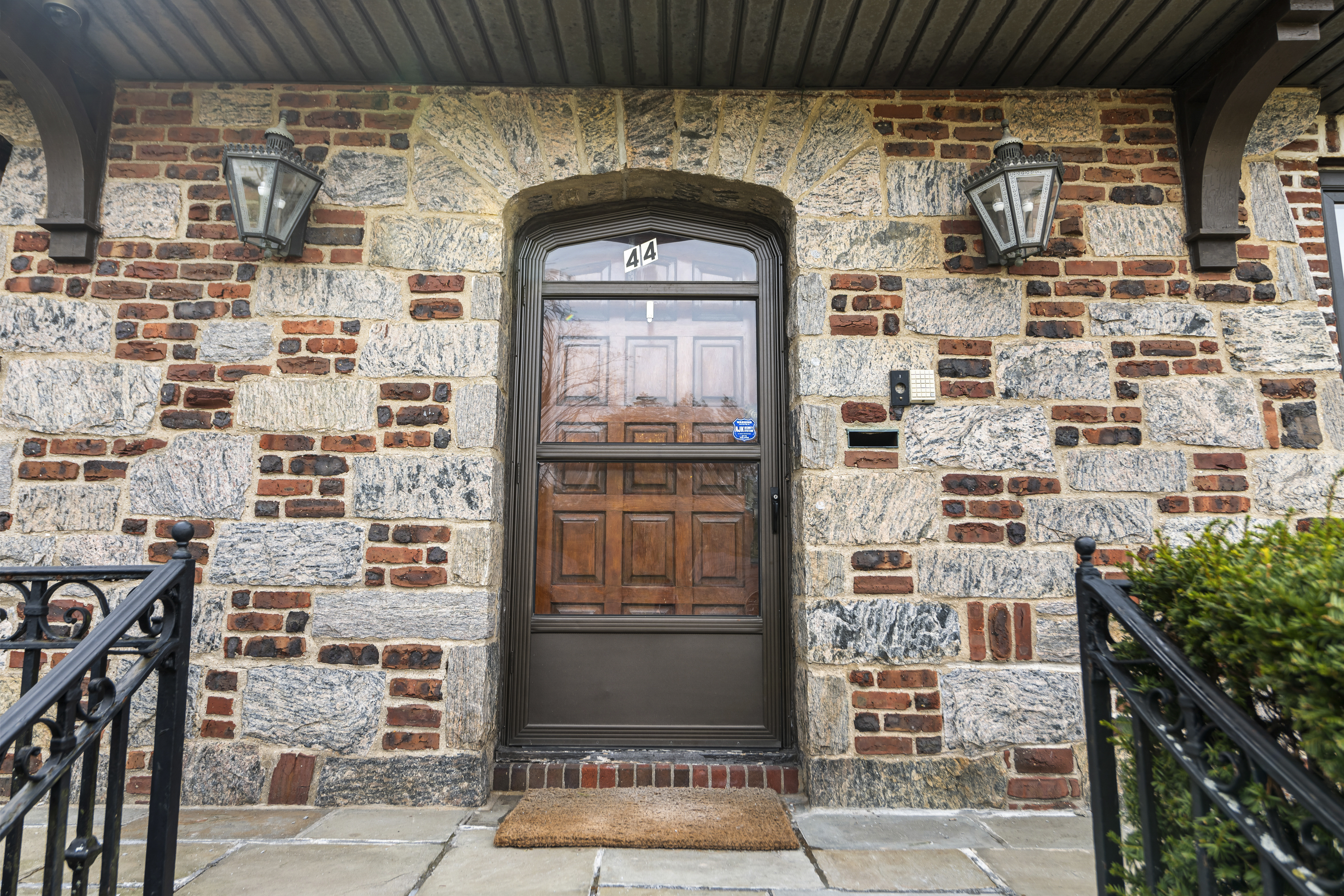  Beautifully maintained Tudor residence - 物件實景